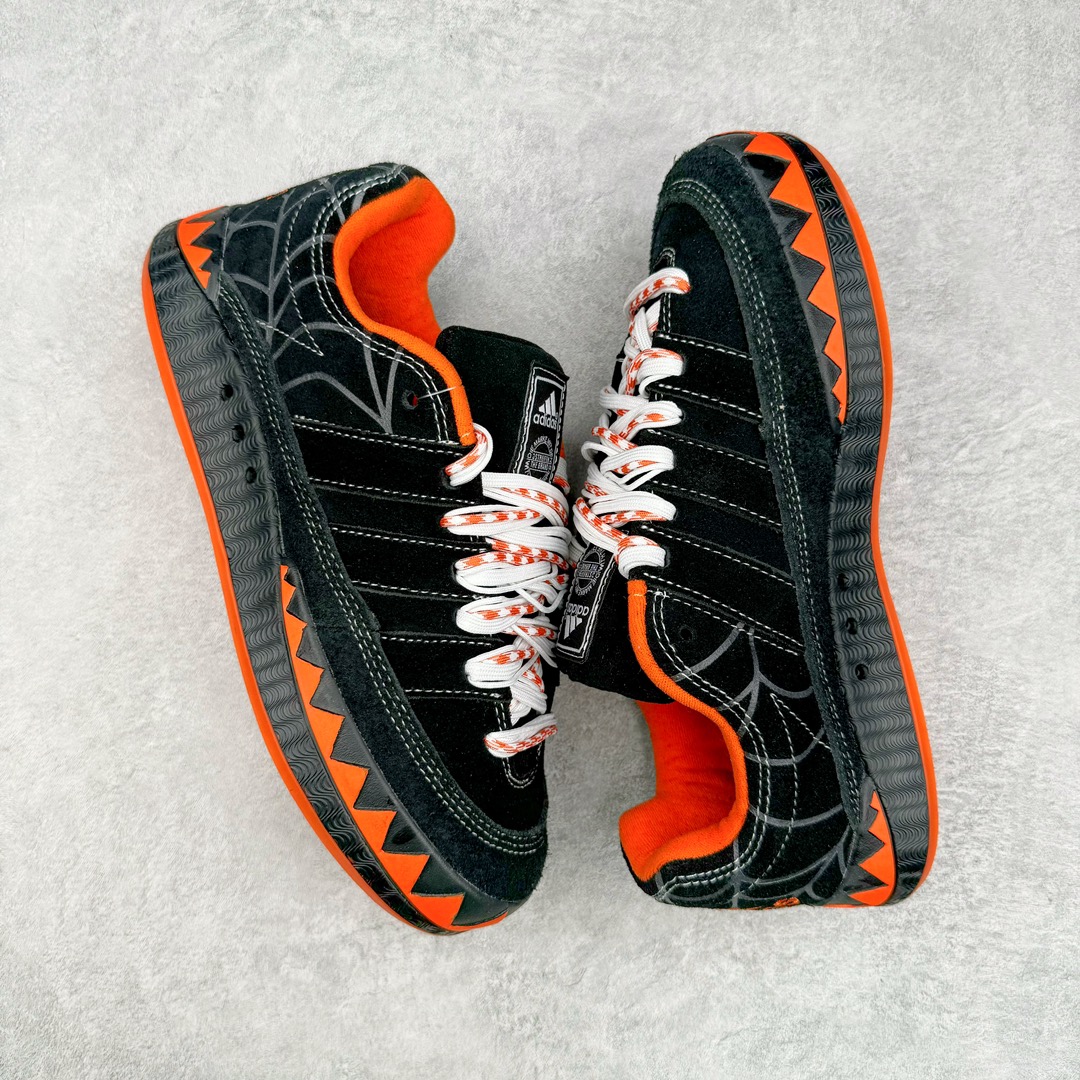 图片[3]-＃C版纯原 AD Adimatic Low 马蒂奇系列低帮复古鲨鱼面包鞋运动休闲滑板板鞋 IG4024 全套原厂楦头开版 原鞋开模 独家私模 大底一比一含胶量 大底上色一步到位油墨不跑偏 冲孔无杂质 正确翻毛皮料 裁边公整 后跟定型港宝加持 原盒原配中文标 整个鞋面由色彩艳丽的麂皮制成 搭配品牌标志性大尺寸三条纹 Logo 超宽鞋带作为鲜明特征 厚实的中底和耐用的橡胶外底为滑手们带来了良好的穿着体验 滑板运动作为都市街头运动的先驱 配色靓丽 夸张轮廓的包鞋 ADIMATIC 自然成为了优选单品 对于经典细节的充分保留 让人们的目光瞬间就能集中到这双与众不同的 Lo-Fi Style 滑板鞋上 尺码：36/45-选品中心