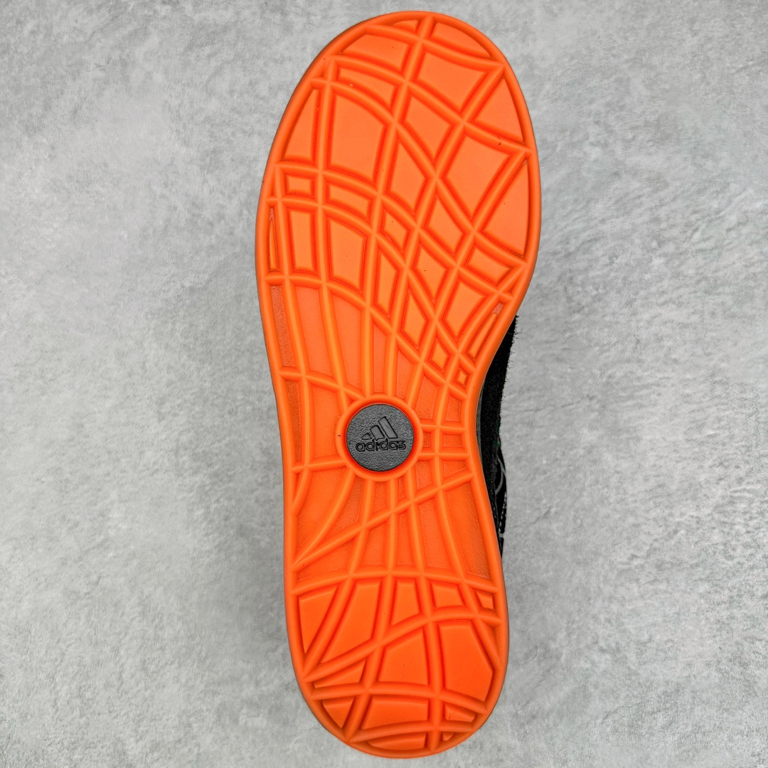 图片[9]-＃C版纯原 AD Adimatic Low 马蒂奇系列低帮复古鲨鱼面包鞋运动休闲滑板板鞋 IG4024 全套原厂楦头开版 原鞋开模 独家私模 大底一比一含胶量 大底上色一步到位油墨不跑偏 冲孔无杂质 正确翻毛皮料 裁边公整 后跟定型港宝加持 原盒原配中文标 整个鞋面由色彩艳丽的麂皮制成 搭配品牌标志性大尺寸三条纹 Logo 超宽鞋带作为鲜明特征 厚实的中底和耐用的橡胶外底为滑手们带来了良好的穿着体验 滑板运动作为都市街头运动的先驱 配色靓丽 夸张轮廓的包鞋 ADIMATIC 自然成为了优选单品 对于经典细节的充分保留 让人们的目光瞬间就能集中到这双与众不同的 Lo-Fi Style 滑板鞋上 尺码：36/45-选品中心