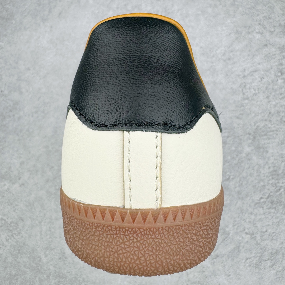 图片[8]-＃M纯原 JJJJound x AD Originals Samba Classic\\\”Studded Pack Black\\\”桑巴舞系列绅士德训足球风百搭低帮休闲运动板鞋 联名奶白灰黑 ID8708 原厂进口 \\\”Prime Asia\\\” 山羊皮 （纹理自然）原厂台湾进口短绒猪巴革 全套原厂纸板冲刀加持 独家原档案私模RB橡胶大底 含胶量硬度原鞋一致 正确拉帮鞋垫背胶 原厂标裁支持鉴定 高密度丽新布中底 内置环保海玻璃鞋垫 全鞋电脑针车零偏差 产品品控稳定性领先行业 原厂港宝加持定型后跟R度完美 近两年JJJJound这个名字在鞋圈迅速蹿红，关键是跟它联名的球鞋就没有好抢的。无论是 New Balance、ASICS 还是 Salomon，起步就是市价翻倍。最近，JJJJound x Originals联名鞋的登场日期终于确定。分别以黑色、小麦色为主调，除了配色以外，两双鞋的质感也有很大不同。作为合作企划里的金字招牌，JJJJound 善于利用自己的极简美学挖掘品牌的全新风貌，本次 JJJJound 携手 Originals 选用大热鞋款 Samba 为蓝本，将鞋款的街头气质无痕转变为「静奢风」。鞋款肉眼可见的被赋予了难得的质感，黑白两色都采用了黄色优质皮革内衬以呼应生胶大底，取消了鞋舌的 Logo 转而采用压纹处理使得鞋款整体氛围更加静谧、奢华。同时为了彰显本次合作鞋款的身份，双方合作标识和 JJJJound Logo 被分别印在鞋口内侧和鞋垫上。尺码：35.5 36 36.5 37.5 38 38.5 39 40 40.5 41 42 42.5 43 44 44.5 45 46-选品中心
