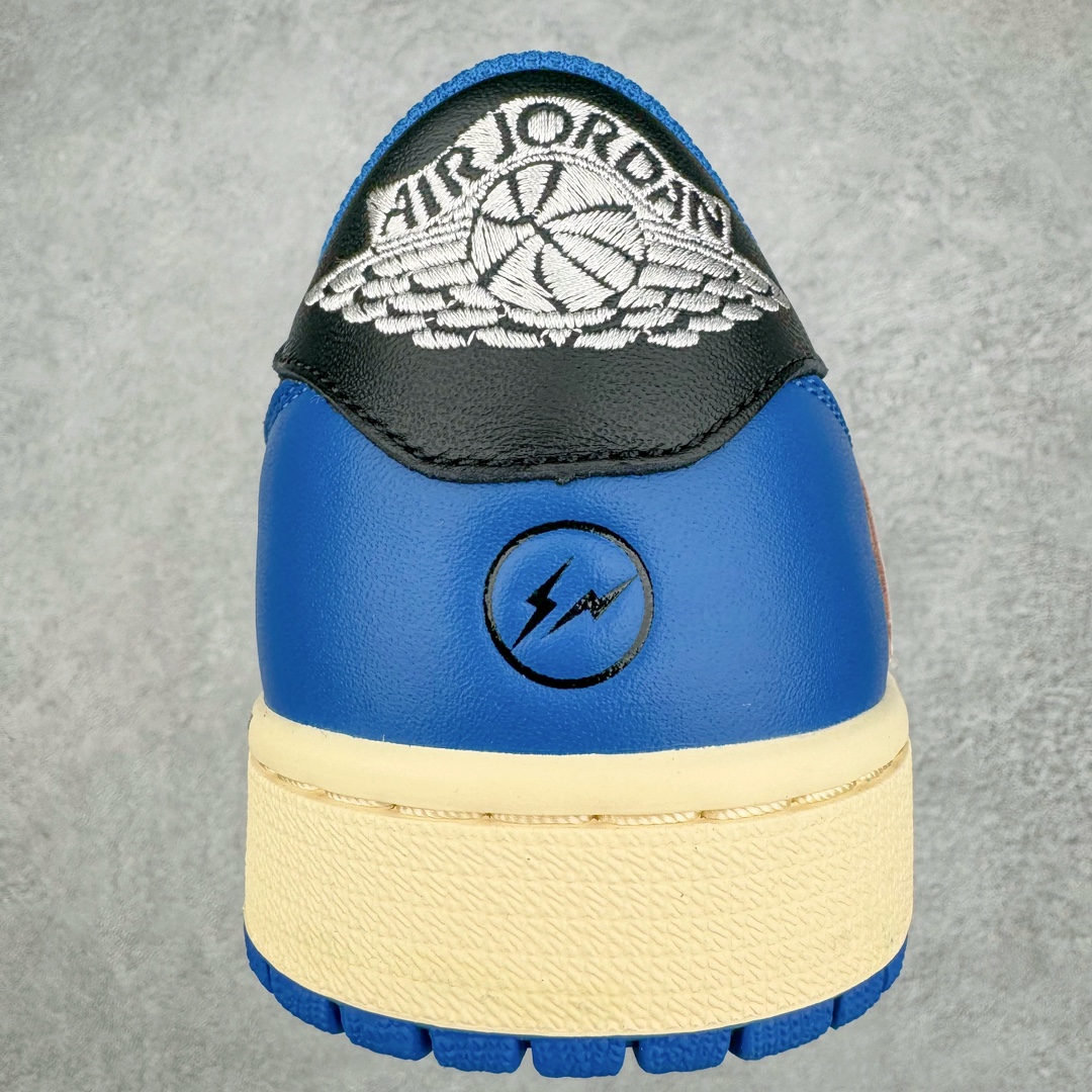 图片[8]-＃FK纯原 Travis Scott x Fragment Design x Air Jordan AJ1 Low OG SP 三方联名闪电倒钩2.0低帮 白蓝黑 DM7866-140 外贸高端零售特供批次 产品品控稳定性领先行业 各方面均可对飙L版 良心定价不杀猪 原厂全套原楦原纸板冲刀磨具开发 原厂皮料加持 原厂港宝加持定型后跟R度完美 同源原厂电绣 鬼脸飞翼针数密度立体效果一致 百分百一致原鞋 原厂拉帮工艺 针距密度一致 后跟弧度收口自然不对折 极致一眼正品既视感 进口玻璃冲刀皮料裁剪零毛边 全鞋电脑针车工艺 品控清洁度最高QC检验标准 免检产品 原厂订购鞋盒、鞋标、防尘纸、鞋撑、鞋带 追求极致的原厂味道 尺码：36 36.5 37.5 38 38.5 39 40 40.5 41 42 42.5 43 44 44.5 45 46 47.5 48.5-选品中心