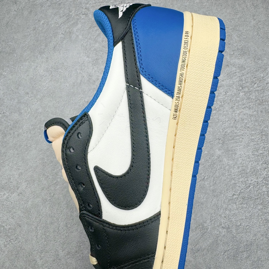 图片[7]-＃FK纯原 Travis Scott x Fragment Design x Air Jordan AJ1 Low OG SP 三方联名闪电倒钩2.0低帮 白蓝黑 DM7866-140 外贸高端零售特供批次 产品品控稳定性领先行业 各方面均可对飙L版 良心定价不杀猪 原厂全套原楦原纸板冲刀磨具开发 原厂皮料加持 原厂港宝加持定型后跟R度完美 同源原厂电绣 鬼脸飞翼针数密度立体效果一致 百分百一致原鞋 原厂拉帮工艺 针距密度一致 后跟弧度收口自然不对折 极致一眼正品既视感 进口玻璃冲刀皮料裁剪零毛边 全鞋电脑针车工艺 品控清洁度最高QC检验标准 免检产品 原厂订购鞋盒、鞋标、防尘纸、鞋撑、鞋带 追求极致的原厂味道 尺码：36 36.5 37.5 38 38.5 39 40 40.5 41 42 42.5 43 44 44.5 45 46 47.5 48.5-选品中心