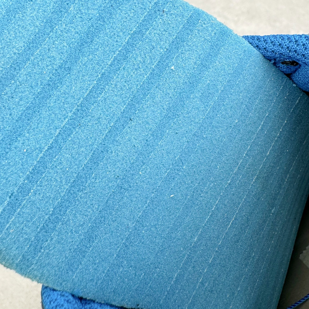 图片[12]-＃FK纯原 Travis Scott x Fragment Design x Air Jordan AJ1 Low OG SP 三方联名闪电倒钩2.0低帮 白蓝黑 DM7866-140 外贸高端零售特供批次 产品品控稳定性领先行业 各方面均可对飙L版 良心定价不杀猪 原厂全套原楦原纸板冲刀磨具开发 原厂皮料加持 原厂港宝加持定型后跟R度完美 同源原厂电绣 鬼脸飞翼针数密度立体效果一致 百分百一致原鞋 原厂拉帮工艺 针距密度一致 后跟弧度收口自然不对折 极致一眼正品既视感 进口玻璃冲刀皮料裁剪零毛边 全鞋电脑针车工艺 品控清洁度最高QC检验标准 免检产品 原厂订购鞋盒、鞋标、防尘纸、鞋撑、鞋带 追求极致的原厂味道 尺码：36 36.5 37.5 38 38.5 39 40 40.5 41 42 42.5 43 44 44.5 45 46 47.5 48.5-选品中心