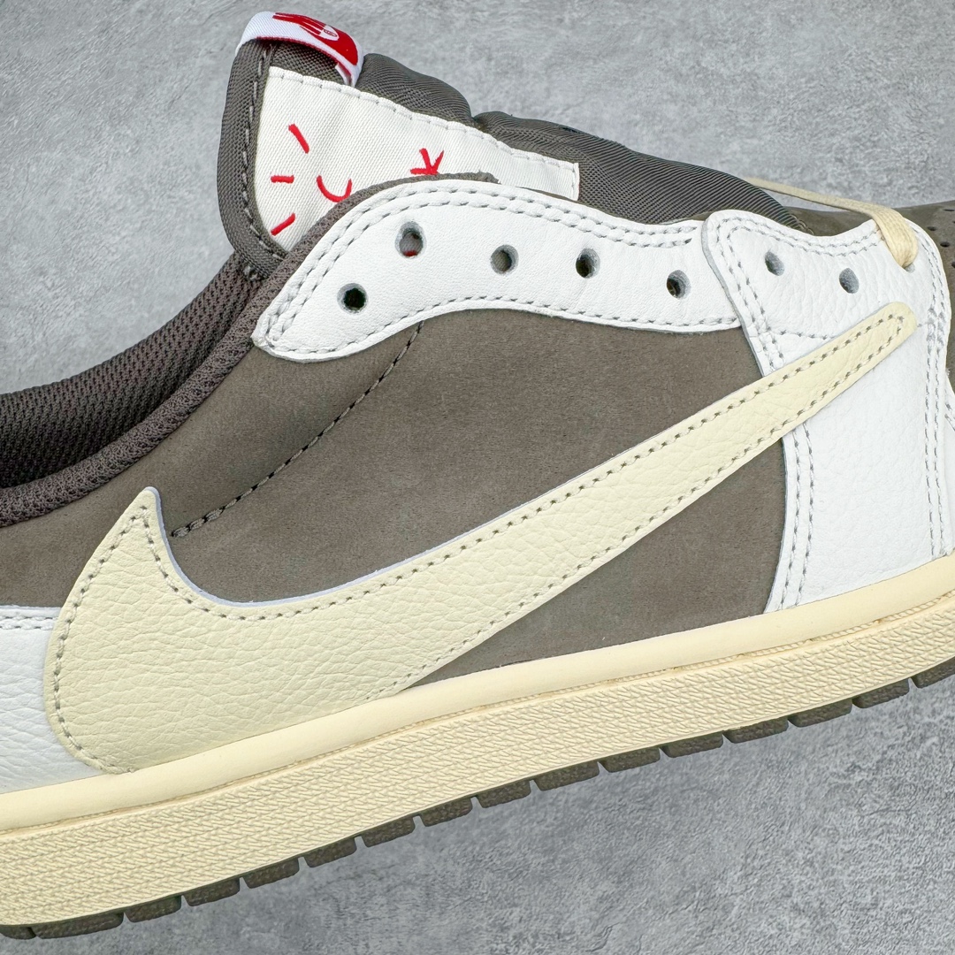 图片[14]-＃FK纯原 Travis Scott x Air Jordan AJ1 Low OG SP TS联名倒钩3.0低帮 白棕色 DM7866-162 外贸高端零售特供批次 产品品控稳定性领先行业 各方面均可对飙L版 良心定价不杀猪 原厂全套原楦原纸板冲刀磨具开发 原厂皮料加持 原厂港宝加持定型后跟R度完美 同源原厂电绣 鬼脸飞翼针数密度立体效果一致 百分百一致原鞋 原厂拉帮工艺 针距密度一致 后跟弧度收口自然不对折 极致一眼正品既视感 进口玻璃冲刀皮料裁剪零毛边 全鞋电脑针车工艺 品控清洁度最高QC检验标准 免检产品 原厂订购鞋盒、鞋标、防尘纸、鞋撑、鞋带 追求极致的原厂味道 尺码：36 36.5 37.5 38 38.5 39 40 40.5 41 42 42.5 43 44 44.5 45 46 47.5 48.5-选品中心