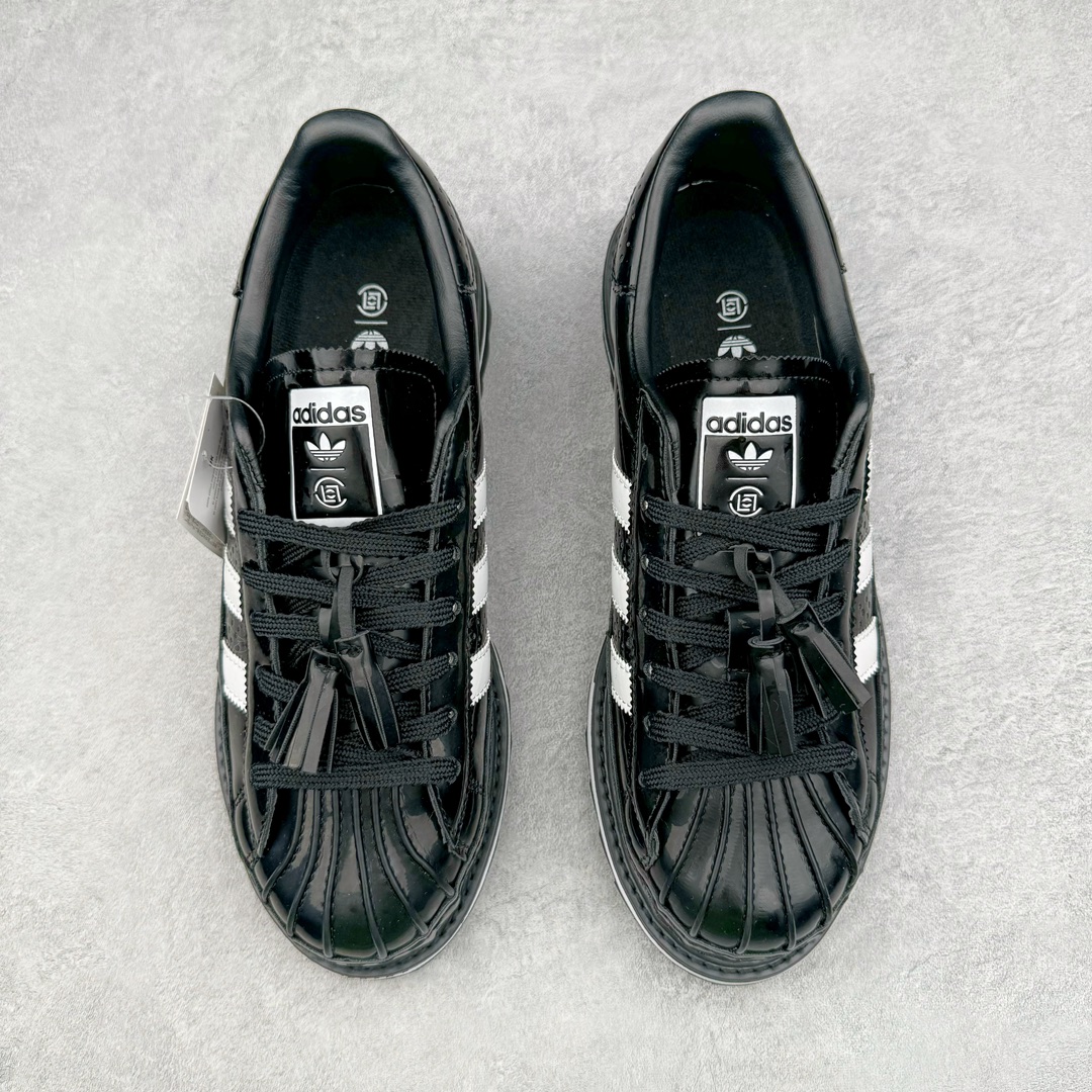 图片[2]-＃福利特价 Clot x AD Superstar 联名圆头舒适耐磨低帮贝壳头板鞋 黑白 货号：IH5953 2023年10月，香港潮牌Clot在纪念20周年2024年春夏时装秀推出将与Adidas再一次合作，这也是联合创始人陈冠希和Adidas在首次合作十多年后再次联手。全新合作特别之处CLOT对标志性的Adidas Superstar系列鞋款进行独特诠释。定于2024年2月23日推出Clot x Adidas Superstar “Cloud White”以云白色、核心黑色和水晶沙的时尚色调组合，采用预科生风格，配有白色皮革鞋身，饰有透气孔以增强透气性，并辅以标志性的贝壳鞋头，其他细节包括侧面的黑色三条纹、联名鞋舌标签和鞋跟标签，而且这款运动鞋采用堆叠式白色和棕褐色中底，为经典巨星增添了独特的风格，最后以奶油色凹槽橡胶外底，确保耐用性和牵引力。这个设计毫不费力地将传统与创新结合在一起。尺码：36 36.5 37.5 38 38.5 39 40 40.5 41 42 42.5 43 44 44.5 45 46-选品中心