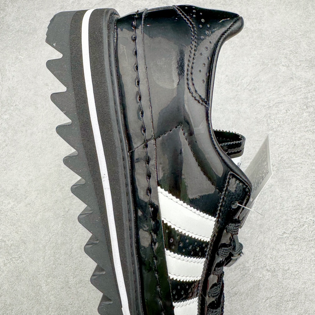 图片[6]-＃福利特价 Clot x AD Superstar 联名圆头舒适耐磨低帮贝壳头板鞋 黑白 货号：IH5953 2023年10月，香港潮牌Clot在纪念20周年2024年春夏时装秀推出将与Adidas再一次合作，这也是联合创始人陈冠希和Adidas在首次合作十多年后再次联手。全新合作特别之处CLOT对标志性的Adidas Superstar系列鞋款进行独特诠释。定于2024年2月23日推出Clot x Adidas Superstar “Cloud White”以云白色、核心黑色和水晶沙的时尚色调组合，采用预科生风格，配有白色皮革鞋身，饰有透气孔以增强透气性，并辅以标志性的贝壳鞋头，其他细节包括侧面的黑色三条纹、联名鞋舌标签和鞋跟标签，而且这款运动鞋采用堆叠式白色和棕褐色中底，为经典巨星增添了独特的风格，最后以奶油色凹槽橡胶外底，确保耐用性和牵引力。这个设计毫不费力地将传统与创新结合在一起。尺码：36 36.5 37.5 38 38.5 39 40 40.5 41 42 42.5 43 44 44.5 45 46-选品中心