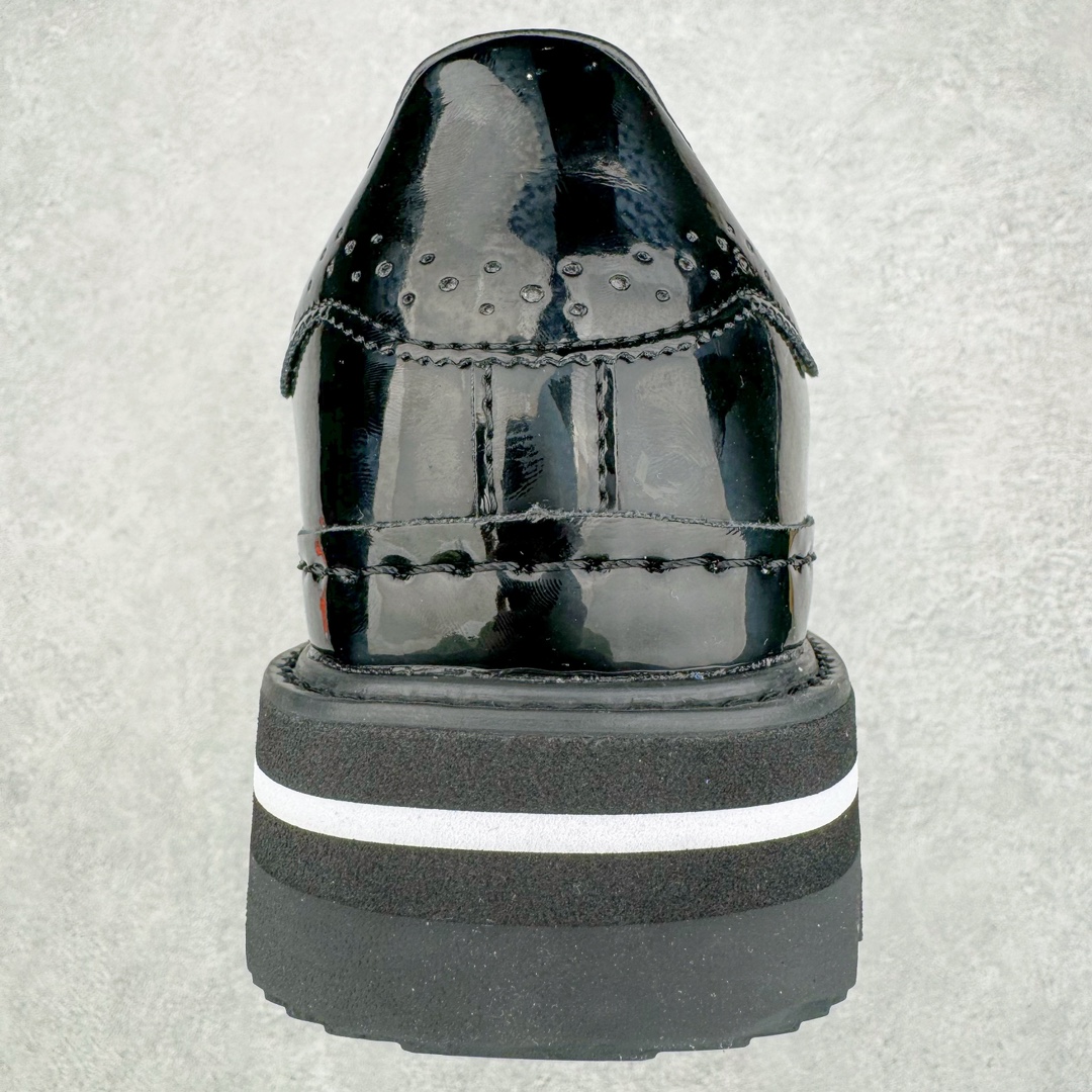 图片[8]-＃福利特价 Clot x AD Superstar 联名圆头舒适耐磨低帮贝壳头板鞋 黑白 货号：IH5953 2023年10月，香港潮牌Clot在纪念20周年2024年春夏时装秀推出将与Adidas再一次合作，这也是联合创始人陈冠希和Adidas在首次合作十多年后再次联手。全新合作特别之处CLOT对标志性的Adidas Superstar系列鞋款进行独特诠释。定于2024年2月23日推出Clot x Adidas Superstar “Cloud White”以云白色、核心黑色和水晶沙的时尚色调组合，采用预科生风格，配有白色皮革鞋身，饰有透气孔以增强透气性，并辅以标志性的贝壳鞋头，其他细节包括侧面的黑色三条纹、联名鞋舌标签和鞋跟标签，而且这款运动鞋采用堆叠式白色和棕褐色中底，为经典巨星增添了独特的风格，最后以奶油色凹槽橡胶外底，确保耐用性和牵引力。这个设计毫不费力地将传统与创新结合在一起。尺码：36 36.5 37.5 38 38.5 39 40 40.5 41 42 42.5 43 44 44.5 45 46-选品中心