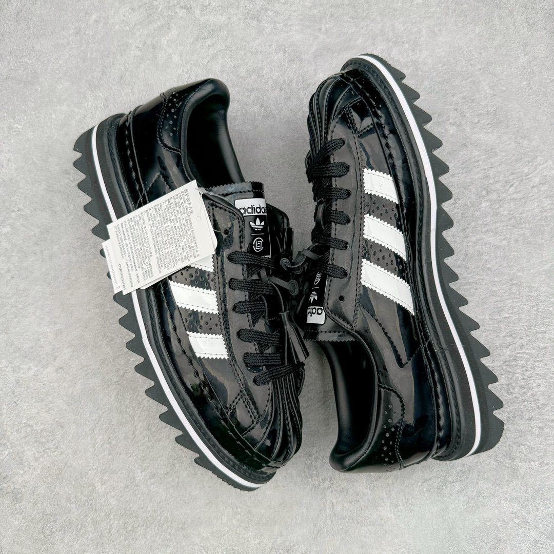 图片[3]-＃福利特价 Clot x AD Superstar 联名圆头舒适耐磨低帮贝壳头板鞋 黑白 货号：IH5953 2023年10月，香港潮牌Clot在纪念20周年2024年春夏时装秀推出将与Adidas再一次合作，这也是联合创始人陈冠希和Adidas在首次合作十多年后再次联手。全新合作特别之处CLOT对标志性的Adidas Superstar系列鞋款进行独特诠释。定于2024年2月23日推出Clot x Adidas Superstar “Cloud White”以云白色、核心黑色和水晶沙的时尚色调组合，采用预科生风格，配有白色皮革鞋身，饰有透气孔以增强透气性，并辅以标志性的贝壳鞋头，其他细节包括侧面的黑色三条纹、联名鞋舌标签和鞋跟标签，而且这款运动鞋采用堆叠式白色和棕褐色中底，为经典巨星增添了独特的风格，最后以奶油色凹槽橡胶外底，确保耐用性和牵引力。这个设计毫不费力地将传统与创新结合在一起。尺码：36 36.5 37.5 38 38.5 39 40 40.5 41 42 42.5 43 44 44.5 45 46-选品中心