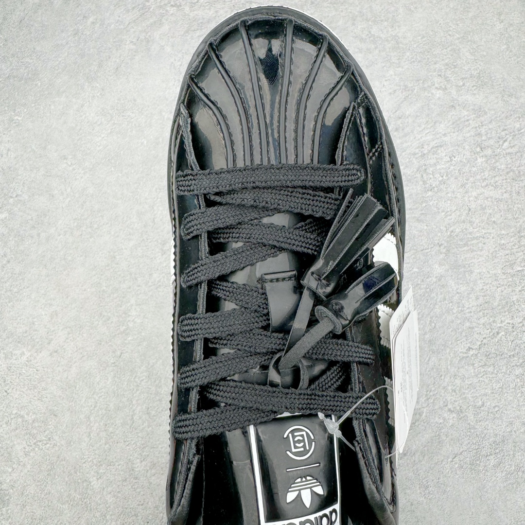 图片[4]-＃福利特价 Clot x AD Superstar 联名圆头舒适耐磨低帮贝壳头板鞋 黑白 货号：IH5953 2023年10月，香港潮牌Clot在纪念20周年2024年春夏时装秀推出将与Adidas再一次合作，这也是联合创始人陈冠希和Adidas在首次合作十多年后再次联手。全新合作特别之处CLOT对标志性的Adidas Superstar系列鞋款进行独特诠释。定于2024年2月23日推出Clot x Adidas Superstar “Cloud White”以云白色、核心黑色和水晶沙的时尚色调组合，采用预科生风格，配有白色皮革鞋身，饰有透气孔以增强透气性，并辅以标志性的贝壳鞋头，其他细节包括侧面的黑色三条纹、联名鞋舌标签和鞋跟标签，而且这款运动鞋采用堆叠式白色和棕褐色中底，为经典巨星增添了独特的风格，最后以奶油色凹槽橡胶外底，确保耐用性和牵引力。这个设计毫不费力地将传统与创新结合在一起。尺码：36 36.5 37.5 38 38.5 39 40 40.5 41 42 42.5 43 44 44.5 45 46-选品中心