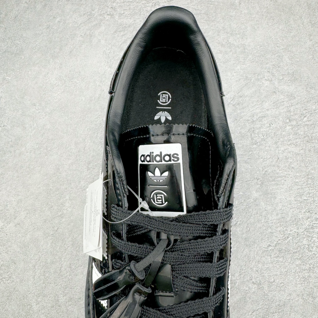 图片[5]-＃福利特价 Clot x AD Superstar 联名圆头舒适耐磨低帮贝壳头板鞋 黑白 货号：IH5953 2023年10月，香港潮牌Clot在纪念20周年2024年春夏时装秀推出将与Adidas再一次合作，这也是联合创始人陈冠希和Adidas在首次合作十多年后再次联手。全新合作特别之处CLOT对标志性的Adidas Superstar系列鞋款进行独特诠释。定于2024年2月23日推出Clot x Adidas Superstar “Cloud White”以云白色、核心黑色和水晶沙的时尚色调组合，采用预科生风格，配有白色皮革鞋身，饰有透气孔以增强透气性，并辅以标志性的贝壳鞋头，其他细节包括侧面的黑色三条纹、联名鞋舌标签和鞋跟标签，而且这款运动鞋采用堆叠式白色和棕褐色中底，为经典巨星增添了独特的风格，最后以奶油色凹槽橡胶外底，确保耐用性和牵引力。这个设计毫不费力地将传统与创新结合在一起。尺码：36 36.5 37.5 38 38.5 39 40 40.5 41 42 42.5 43 44 44.5 45 46-选品中心