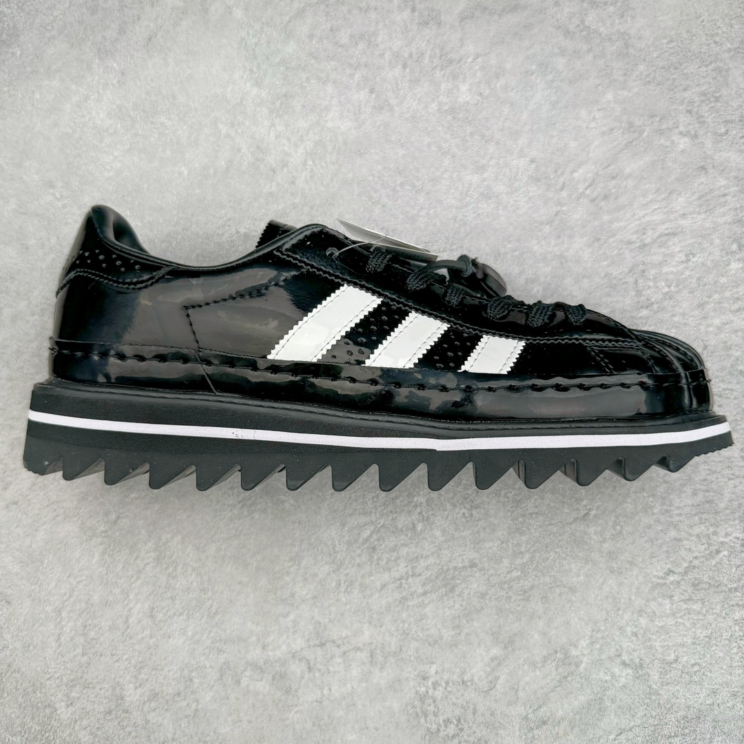＃福利特价 Clot x AD Superstar 联名圆头舒适耐磨低帮贝壳头板鞋 黑白 货号：IH5953 2023年10月，香港潮牌Clot在纪念20周年2024年春夏时装秀推出将与Adidas再一次合作，这也是联合创始人陈冠希和Adidas在首次合作十多年后再次联手。全新合作特别之处CLOT对标志性的Adidas Superstar系列鞋款进行独特诠释。定于2024年2月23日推出Clot x Adidas Superstar “Cloud White”以云白色、核心黑色和水晶沙的时尚色调组合，采用预科生风格，配有白色皮革鞋身，饰有透气孔以增强透气性，并辅以标志性的贝壳鞋头，其他细节包括侧面的黑色三条纹、联名鞋舌标签和鞋跟标签，而且这款运动鞋采用堆叠式白色和棕褐色中底，为经典巨星增添了独特的风格，最后以奶油色凹槽橡胶外底，确保耐用性和牵引力。这个设计毫不费力地将传统与创新结合在一起。尺码：36 36.5 37.5 38 38.5 39 40 40.5 41 42 42.5 43 44 44.5 45 46-选品中心
