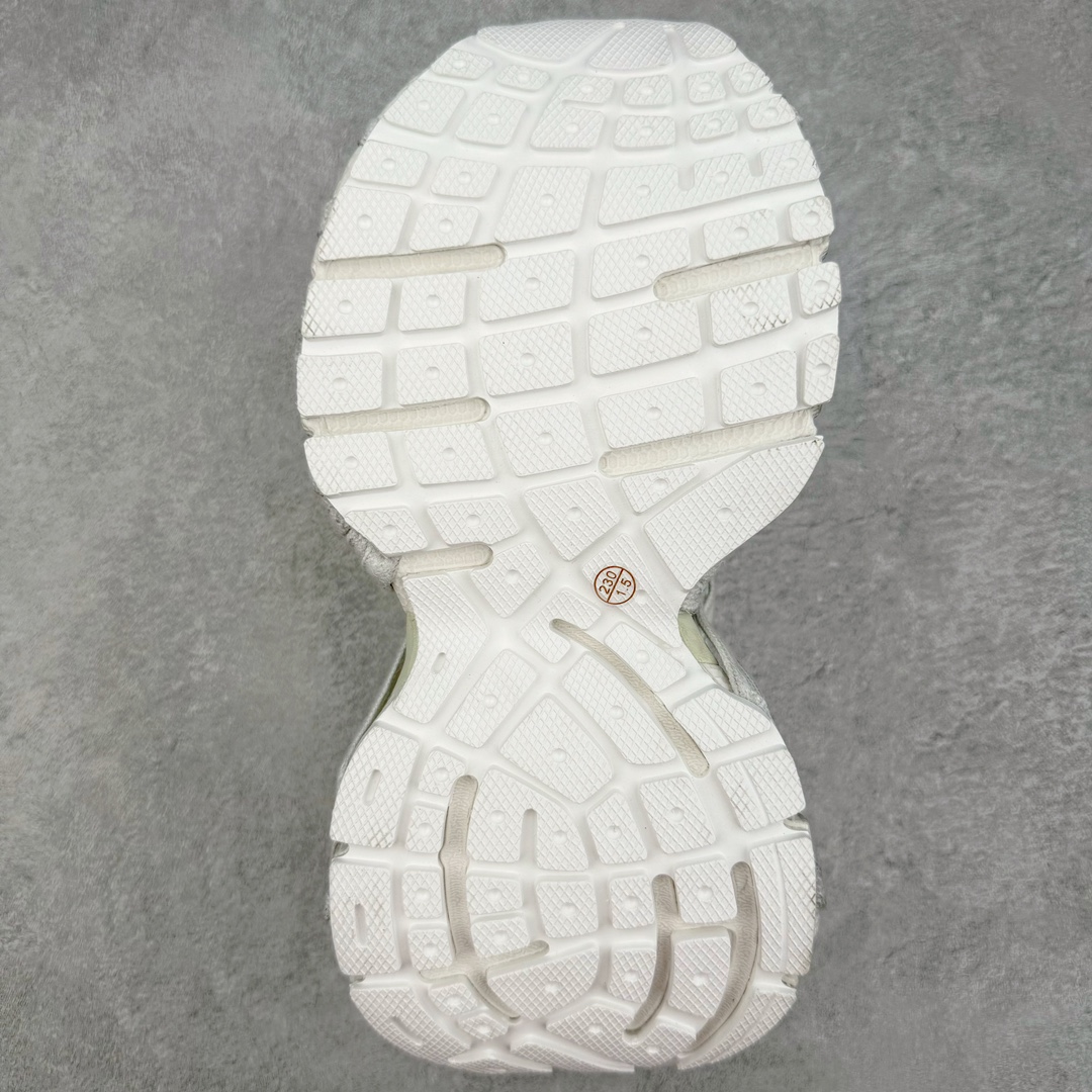 图片[9]-＃纯原 BALENCIAGA 3XL Sneakers 巴黎世家十代网布系带低帮走秀复古老爹鞋 全套原纸板楦头开发 最原汁原味的灵魂版型 全鞋荧光划线卡点 胶水把控整洁度追求极致完美 每一双都是工艺品 多重QC质检 超越公司货的品控标准 实实在在的免检产品 原盒原配 正确字体电绣 粗细、位置、大小正确 侧边TPU 透气孔匹配意产原版 正确分离大底 TPU软底 原版一致大底LOGO 立体感十足 原厂皮料水洗做旧 采购原厂网纱 不含皮革 网布材料和聚氨酯 磨损效果 鞋头边缘和后帮 Balenciaga 徽标 鞋面和后跟凸印尺码 鞋舌 3XL 橡胶品牌标识和反光细节 鞋帮拉袢和鞋舌拉祥 配反光细节 备用鞋带在鞋履前侧 可在穿着前取下 便于不同造型搭配 偏大一码 尺码：35 36 37 38 39 40 41 42 43 44 45 46-选品中心