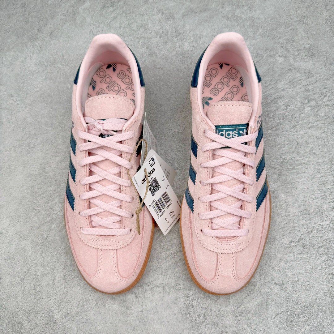 图片[2]-零售💰230 ＃MF AD Originals Handball SPZL 手球运动员系列百搭休闲运动板鞋 IF6561 这款来自阿迪达斯的这款HANDBALL SPZL前身是一双手球运动鞋，这一次拿来复刻，所以鞋面的主要色彩选用了黑色， 鞋面外侧除了Spezial字母之外还有三叶草标志。Handball SPZL作为复古手球训练鞋与作为室内足球鞋的Samba有着异曲同工之处，但是质感更为出众的鞋身以及丰富的配色选择比起Samba来讲可以说是更胜一筹了！尺码：36 36⅔ 37⅓ 38 38⅔ 39⅓ 40 40⅔ 41⅓ 42 42⅔ 43⅓ 44 45  编码：Rby2936030-运动鞋