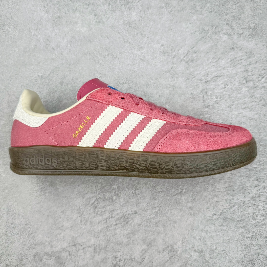 ＃福利特价 AD Gazelle Indoor Trainers 羚羊内训系列低帮复古百搭休闲运动德训风板鞋 90年代经典的复刻版！自60年代以足球训练鞋面世以来,Gazelle就以其经典设计席卷全球。1991年版本的复刻,再造经典Gazelle。采用皮革打造,搭配浊色细节,让这款经典更加简约。尺码：36 36⅔ 37⅓ 38 38⅔ 39⅓ 40 40⅔ 41⅓ 42 42⅔ 43⅓ 44 45-选品中心