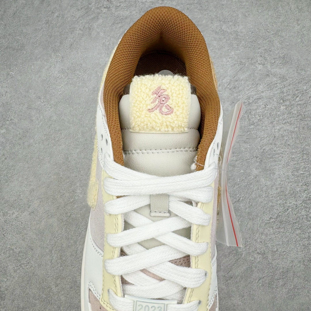 图片[5]-零售💰200 ＃KZ神版福利回馈‼NK SB Dunk Low\”Year of the Rabbit\” CNY中国年兔年广州限定米白棕 FD4203-211 毫无疑问市场中端王者 全码福利开炸 长期补货价格一步到位 毫无疑问市场中端王者 实力大厂出品 新配色陆续开发 利润个位数只为口碑 全套原纸板楦头开发 确保原汁原味 完美呈现DUNK版型 一比一鞋头弧度高度鞋身弧度 此版本只针对中端市场 皮料材质有所更替 其他数据细节工艺流程均保持一致 绝不口嗨 细节品控鞋型随意对比 独家私模官方第六代原厂航空铝磨具打磨大底 鞋头坡度极致还原 无解鞋型 原盒原配 圈内天花板工艺 原厂玻璃冲刀 超高清洁度 全鞋零毛边皮料切割 原厂中底布点胶 中底布拉帮走线遵循公司 SIZE：36 36.5 37.5 38 38.5 39 40 40.5 41 42 42.5 43 44 44.5 45 46 47.5 编码：by2936000-运动鞋