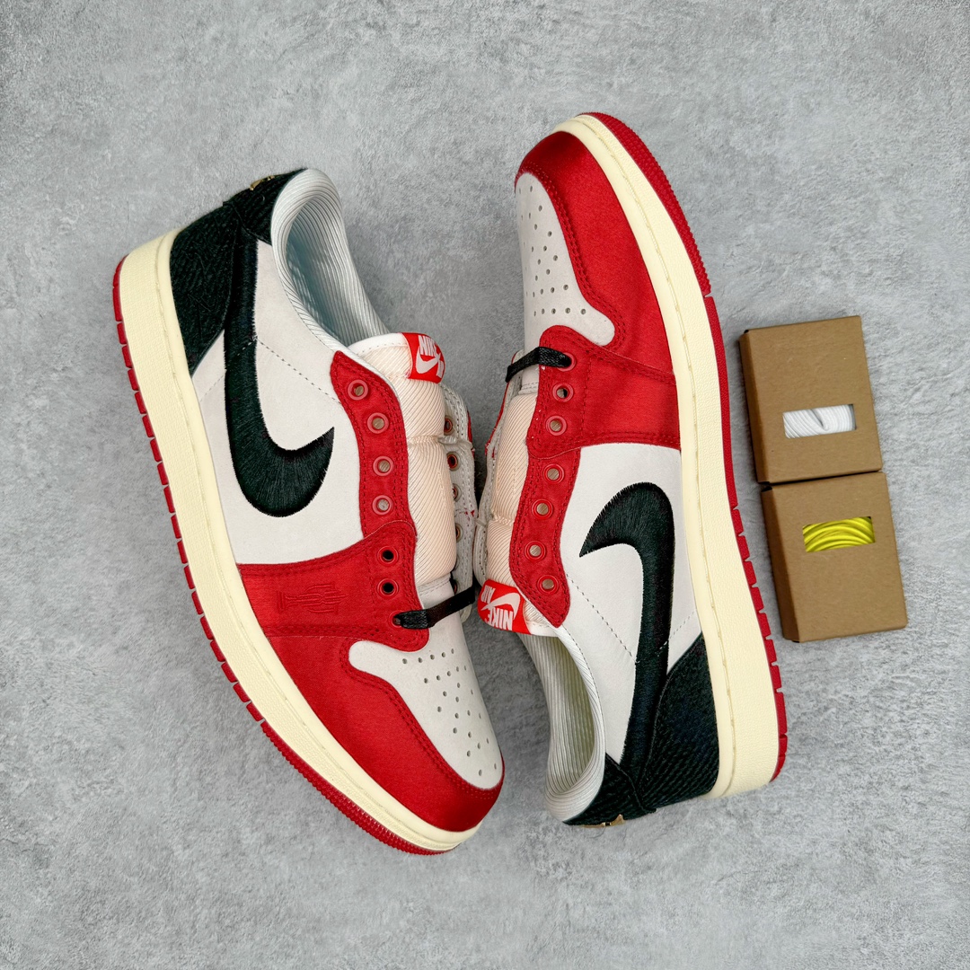 图片[3]-零售💰420 ＃Lw纯原 Trophy Room x Air Jordan AJ1 Low 低帮 乔丹之子联名白黑红 FN0432-100 市场OG低帮天花板 全套原纸板楦头开发 原厂特供皮料加持 确保原汁原味 完美呈现一代版型 一比一鞋头弧度高度鞋身弧度 数据细节工艺流程均保持原鞋一致 后跟弧度收口自然对折 极致一眼正品既视感 原厂皮料 进口玻璃冲刀皮料裁剪零毛边 承诺百分百一致原鞋 全鞋电脑针车工艺 鞋面清洁度最高QC检验标准 控制溢胶 飞翼3D高频深度立体 鞋盒、防尘纸 均采购来自原厂 SIZE：40 40.5 41 42 42.5 43 44 44.5 45 46 47.5 48.5 编码：by4936020-运动鞋