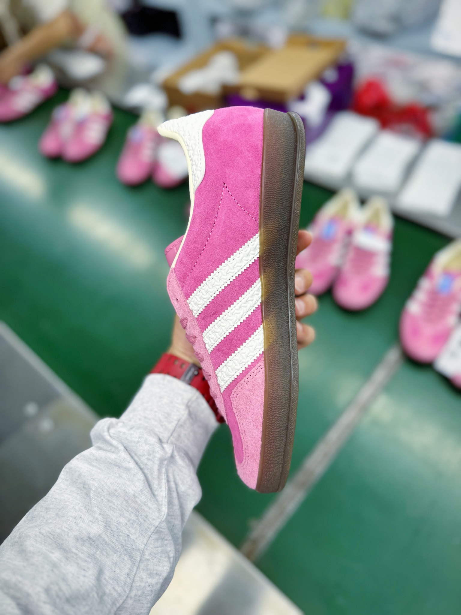 图片[5]-零售💰240 ＃KZ神版 AD Original Gazelle Indoor Trainers 瞪羚室内鞋系列低帮复古百搭休闲运动德训风板鞋 草莓熊 IF1809 独家前帮工艺加持 全套原纸板楦头开发 每道工序同步公司流程 确保原汁原味 完美呈现原鞋版型 原厂高频磨具加持 精准内部资源对接 Logo字体百分百还原 原厂特供纳米纤维板 区别市面劣质纸板中底 原厂海玻璃鞋垫 中置乳胶足弓支撑垫 正确3/2横条宽版背胶 一比一鞋头弧度高度鞋身弧度 烫金亮度高频深浅同步原鞋 独家私模最大47.5 半透明橡胶大底 原厂定制长毛翻毛皮组合环保纤维革鞋面 原厂港宝加持定型后跟R度完美 原厂高频磨具加持 Logo字体 凹凸明显 轮廓分明 描漆定位精准 三道杠为尖角45°锯齿状 高频立体感很强 区别圆形锯齿 已最大程度还原公司 欢迎对比 将复古进行到底 简约流畅 三十年不变经典 这款Gazelle运动鞋 无论面料、配色、质感或设计 都只在重现其1991年原款的经典 皮革鞋面 撞色三条纹和鞋跟标的设计 力求呈现90年代的经典复古风潮 Samba火热的同时 也带动了其它的复古鞋型 Gazelle便是其中一只 Gazelle Indoor拥有包边更宽的T字型鞋头 更好的保护运动员的前掌 浓浓的复古氛围感 非常适合现在流行的Cleanfit风格 SIZE：35.5 36 36.5 37 38 38.5 39 40 40.5 41 42 42.5 43 44 44.5 45 46 47.5 编码：by2936040-运动鞋