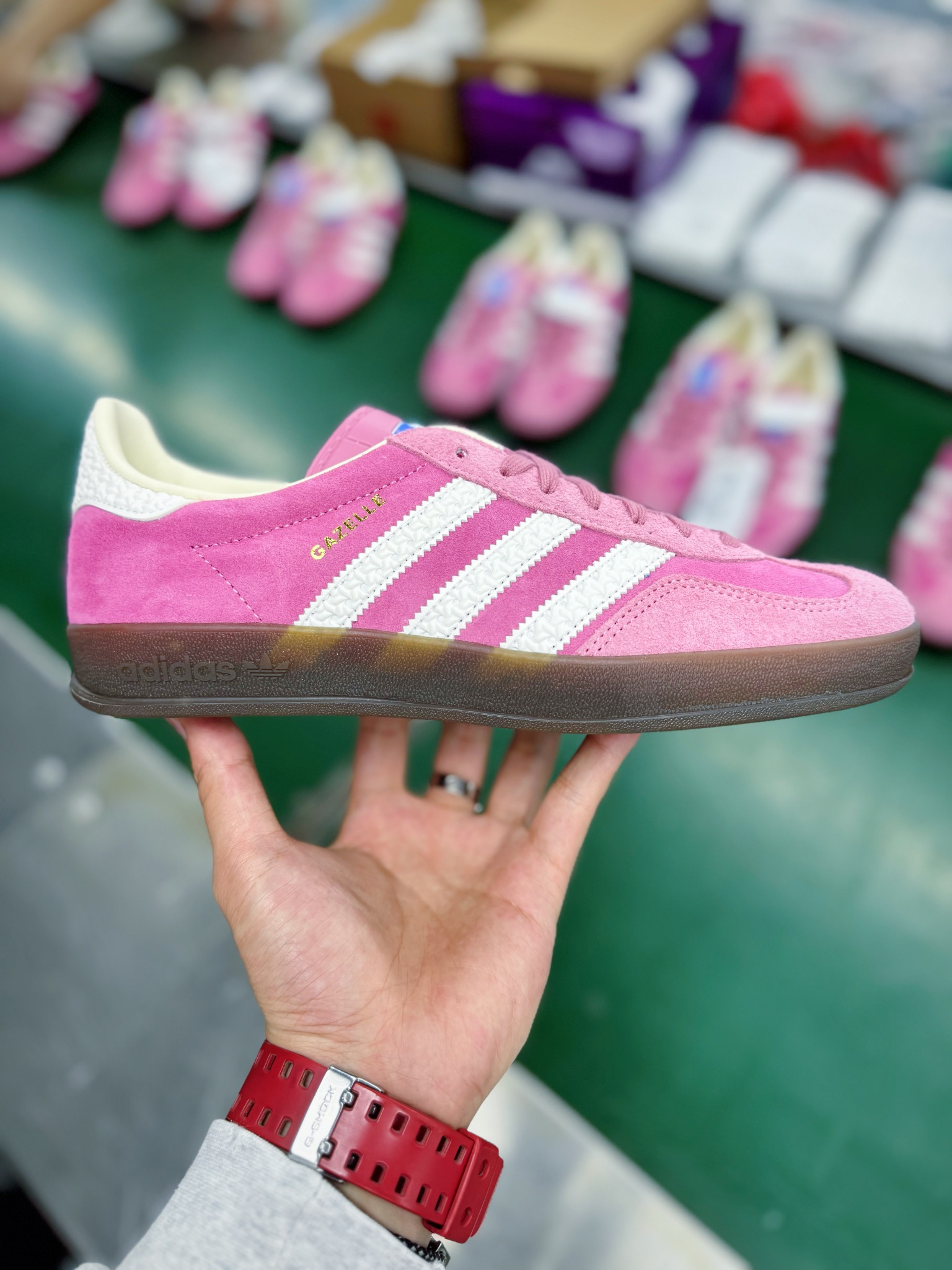 零售💰240 ＃KZ神版 AD Original Gazelle Indoor Trainers 瞪羚室内鞋系列低帮复古百搭休闲运动德训风板鞋 草莓熊 IF1809 独家前帮工艺加持 全套原纸板楦头开发 每道工序同步公司流程 确保原汁原味 完美呈现原鞋版型 原厂高频磨具加持 精准内部资源对接 Logo字体百分百还原 原厂特供纳米纤维板 区别市面劣质纸板中底 原厂海玻璃鞋垫 中置乳胶足弓支撑垫 正确3/2横条宽版背胶 一比一鞋头弧度高度鞋身弧度 烫金亮度高频深浅同步原鞋 独家私模最大47.5 半透明橡胶大底 原厂定制长毛翻毛皮组合环保纤维革鞋面 原厂港宝加持定型后跟R度完美 原厂高频磨具加持 Logo字体 凹凸明显 轮廓分明 描漆定位精准 三道杠为尖角45°锯齿状 高频立体感很强 区别圆形锯齿 已最大程度还原公司 欢迎对比 将复古进行到底 简约流畅 三十年不变经典 这款Gazelle运动鞋 无论面料、配色、质感或设计 都只在重现其1991年原款的经典 皮革鞋面 撞色三条纹和鞋跟标的设计 力求呈现90年代的经典复古风潮 Samba火热的同时 也带动了其它的复古鞋型 Gazelle便是其中一只 Gazelle Indoor拥有包边更宽的T字型鞋头 更好的保护运动员的前掌 浓浓的复古氛围感 非常适合现在流行的Cleanfit风格 SIZE：35.5 36 36.5 37 38 38.5 39 40 40.5 41 42 42.5 43 44 44.5 45 46 47.5 编码：by2936040-运动鞋