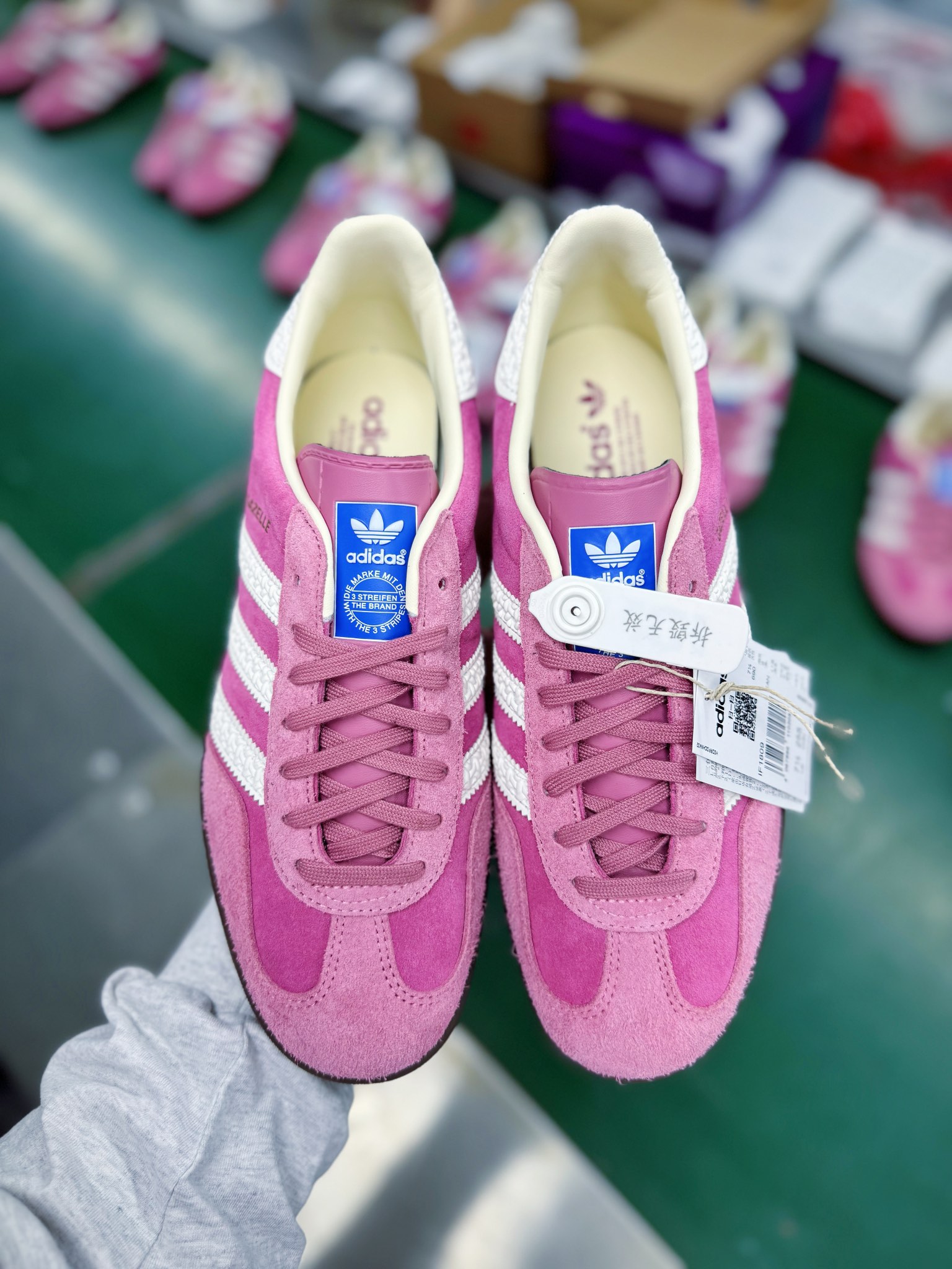 图片[2]-零售💰240 ＃KZ神版 AD Original Gazelle Indoor Trainers 瞪羚室内鞋系列低帮复古百搭休闲运动德训风板鞋 草莓熊 IF1809 独家前帮工艺加持 全套原纸板楦头开发 每道工序同步公司流程 确保原汁原味 完美呈现原鞋版型 原厂高频磨具加持 精准内部资源对接 Logo字体百分百还原 原厂特供纳米纤维板 区别市面劣质纸板中底 原厂海玻璃鞋垫 中置乳胶足弓支撑垫 正确3/2横条宽版背胶 一比一鞋头弧度高度鞋身弧度 烫金亮度高频深浅同步原鞋 独家私模最大47.5 半透明橡胶大底 原厂定制长毛翻毛皮组合环保纤维革鞋面 原厂港宝加持定型后跟R度完美 原厂高频磨具加持 Logo字体 凹凸明显 轮廓分明 描漆定位精准 三道杠为尖角45°锯齿状 高频立体感很强 区别圆形锯齿 已最大程度还原公司 欢迎对比 将复古进行到底 简约流畅 三十年不变经典 这款Gazelle运动鞋 无论面料、配色、质感或设计 都只在重现其1991年原款的经典 皮革鞋面 撞色三条纹和鞋跟标的设计 力求呈现90年代的经典复古风潮 Samba火热的同时 也带动了其它的复古鞋型 Gazelle便是其中一只 Gazelle Indoor拥有包边更宽的T字型鞋头 更好的保护运动员的前掌 浓浓的复古氛围感 非常适合现在流行的Cleanfit风格 SIZE：35.5 36 36.5 37 38 38.5 39 40 40.5 41 42 42.5 43 44 44.5 45 46 47.5 编码：by2936040-运动鞋