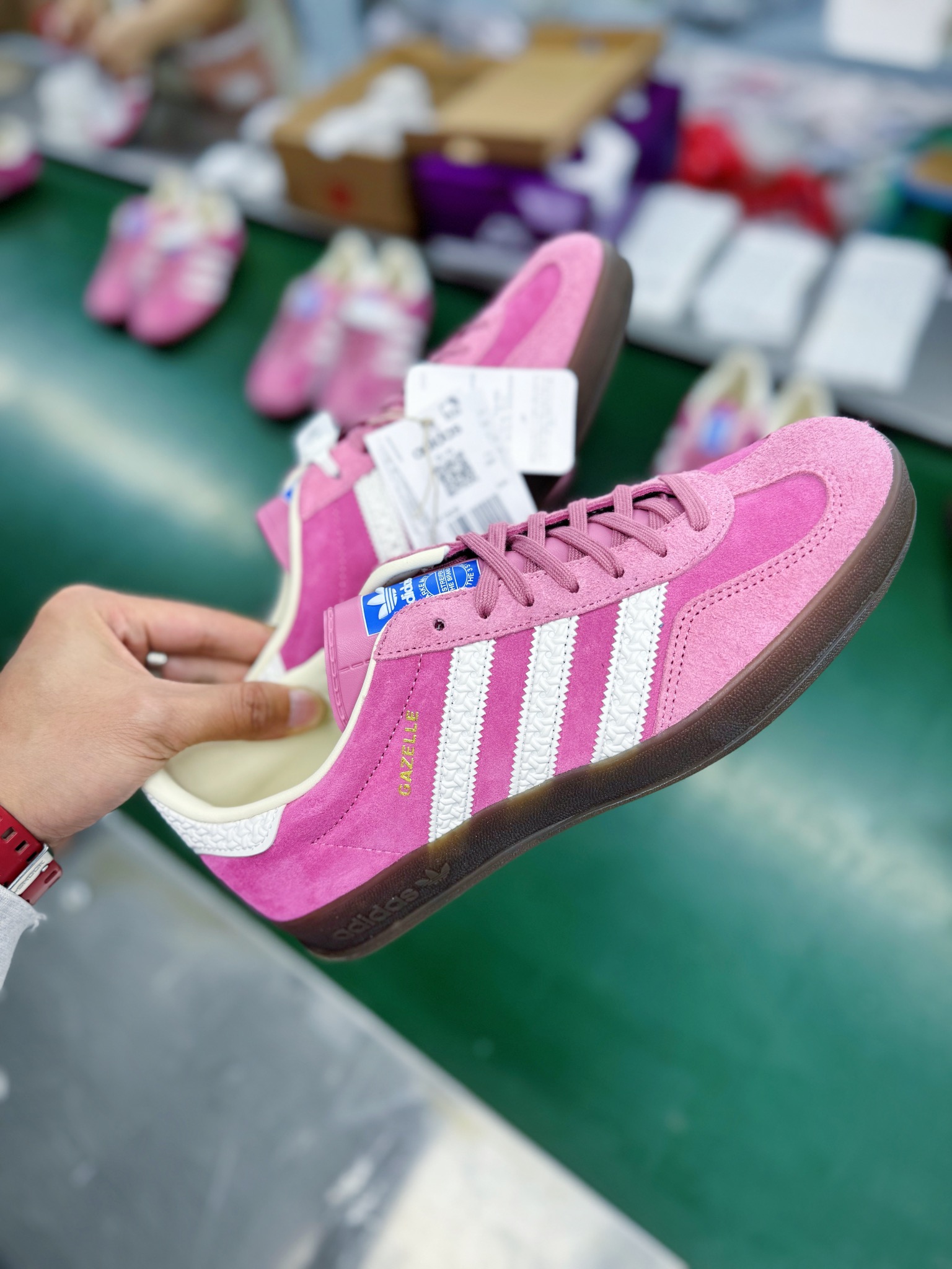 图片[3]-零售💰240 ＃KZ神版 AD Original Gazelle Indoor Trainers 瞪羚室内鞋系列低帮复古百搭休闲运动德训风板鞋 草莓熊 IF1809 独家前帮工艺加持 全套原纸板楦头开发 每道工序同步公司流程 确保原汁原味 完美呈现原鞋版型 原厂高频磨具加持 精准内部资源对接 Logo字体百分百还原 原厂特供纳米纤维板 区别市面劣质纸板中底 原厂海玻璃鞋垫 中置乳胶足弓支撑垫 正确3/2横条宽版背胶 一比一鞋头弧度高度鞋身弧度 烫金亮度高频深浅同步原鞋 独家私模最大47.5 半透明橡胶大底 原厂定制长毛翻毛皮组合环保纤维革鞋面 原厂港宝加持定型后跟R度完美 原厂高频磨具加持 Logo字体 凹凸明显 轮廓分明 描漆定位精准 三道杠为尖角45°锯齿状 高频立体感很强 区别圆形锯齿 已最大程度还原公司 欢迎对比 将复古进行到底 简约流畅 三十年不变经典 这款Gazelle运动鞋 无论面料、配色、质感或设计 都只在重现其1991年原款的经典 皮革鞋面 撞色三条纹和鞋跟标的设计 力求呈现90年代的经典复古风潮 Samba火热的同时 也带动了其它的复古鞋型 Gazelle便是其中一只 Gazelle Indoor拥有包边更宽的T字型鞋头 更好的保护运动员的前掌 浓浓的复古氛围感 非常适合现在流行的Cleanfit风格 SIZE：35.5 36 36.5 37 38 38.5 39 40 40.5 41 42 42.5 43 44 44.5 45 46 47.5 编码：by2936040-运动鞋