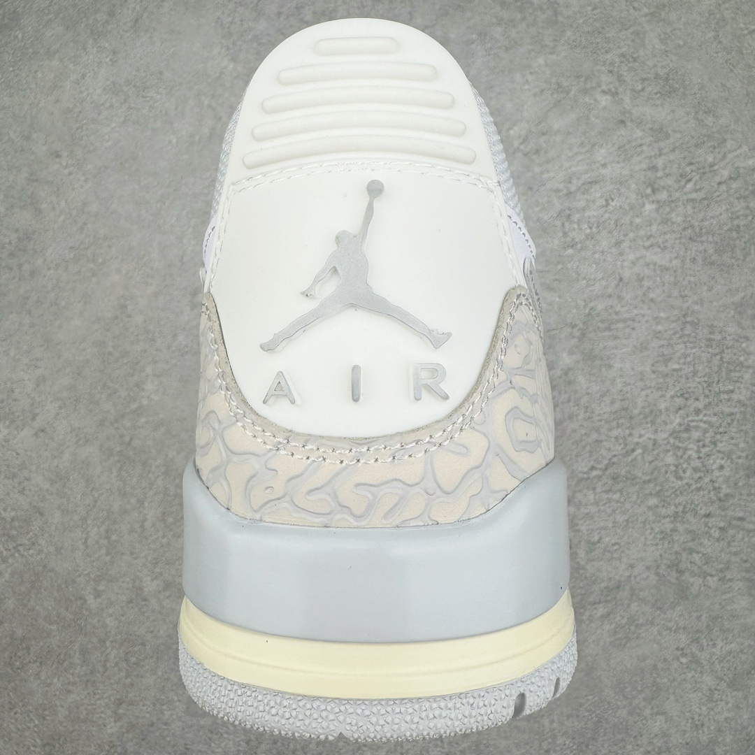 图片[8]-零售💰290 ＃KZ神版 Air Jordan Legacy AJ312 Low 低帮复古篮球鞋 白银 HJ3483-101 市场最强独一档产物 全套原纸板楦头开发 原厂大底磨具加持立体防滑纹理 原档数据后跟TPU子母扣魔术贴 原装可视Air Sole气垫 原汁原味最完美的312代版型 唯一正确鞋头趴度弧度高度鞋身腰线 进口港宝加持 后跟自然饱满 全鞋荧光划线卡点 追求极致完美 每一双都是工艺品 多重QC质检 超越公司货的品控标准 实实在在的免检产品 鞋身采用了皮革材质打造 横跨鞋面的魔术贴十分吸睛 侧面的Swoosh Logo的一部分被鞋面遮挡了一部分 颇具玩味 魔术贴上标有NK标识 而鞋舌上是Jordan的经典红色飞翼Logo 后跟和鞋底均采用了AJ3的设计 后跟上同样也使用了经典的爆裂纹图案 SIZE：36 36.5 37.5 38 38.5 39 40 40.5 41 42 42.5 43 44 44.5 45 46 47.5 编码：by2936090-运动鞋