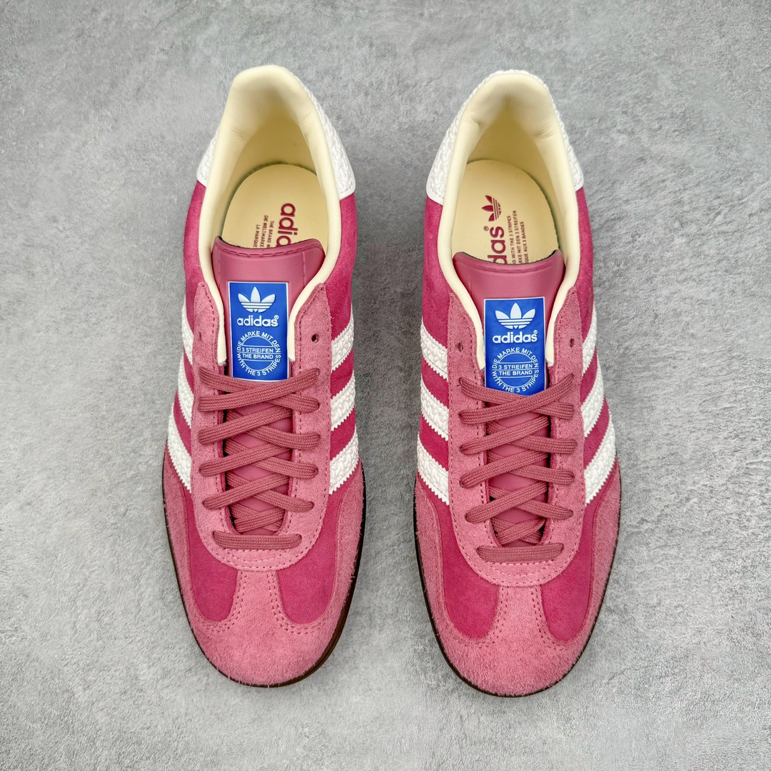 图片[2]-零售💰240 ＃KZ神版 AD Original Gazelle Indoor Trainers 瞪羚室内鞋系列低帮复古百搭休闲运动德训风板鞋 草莓熊 IF1809 独家前帮工艺加持 全套原纸板楦头开发 每道工序同步公司流程 确保原汁原味 完美呈现原鞋版型 原厂高频磨具加持 精准内部资源对接 Logo字体百分百还原 原厂特供纳米纤维板 区别市面劣质纸板中底 原厂海玻璃鞋垫 中置乳胶足弓支撑垫 正确3/2横条宽版背胶 一比一鞋头弧度高度鞋身弧度 烫金亮度高频深浅同步原鞋 独家私模最大47.5 半透明橡胶大底 原厂定制长毛翻毛皮组合环保纤维革鞋面 原厂港宝加持定型后跟R度完美 原厂高频磨具加持 Logo字体 凹凸明显 轮廓分明 描漆定位精准 三道杠为尖角45°锯齿状 高频立体感很强 区别圆形锯齿 已最大程度还原公司 欢迎对比 将复古进行到底 简约流畅 三十年不变经典 这款Gazelle运动鞋 无论面料、配色、质感或设计 都只在重现其1991年原款的经典 皮革鞋面 撞色三条纹和鞋跟标的设计 力求呈现90年代的经典复古风潮 Samba火热的同时 也带动了其它的复古鞋型 Gazelle便是其中一只 Gazelle Indoor拥有包边更宽的T字型鞋头 更好的保护运动员的前掌 浓浓的复古氛围感 非常适合现在流行的Cleanfit风格 SIZE：35.5 36 36.5 37 38 38.5 39 40 40.5 41 42 42.5 43 44 44.5 45 46 47.5 编码：by2936040-运动鞋