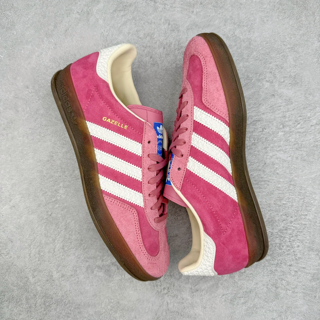 图片[3]-零售💰240 ＃KZ神版 AD Original Gazelle Indoor Trainers 瞪羚室内鞋系列低帮复古百搭休闲运动德训风板鞋 草莓熊 IF1809 独家前帮工艺加持 全套原纸板楦头开发 每道工序同步公司流程 确保原汁原味 完美呈现原鞋版型 原厂高频磨具加持 精准内部资源对接 Logo字体百分百还原 原厂特供纳米纤维板 区别市面劣质纸板中底 原厂海玻璃鞋垫 中置乳胶足弓支撑垫 正确3/2横条宽版背胶 一比一鞋头弧度高度鞋身弧度 烫金亮度高频深浅同步原鞋 独家私模最大47.5 半透明橡胶大底 原厂定制长毛翻毛皮组合环保纤维革鞋面 原厂港宝加持定型后跟R度完美 原厂高频磨具加持 Logo字体 凹凸明显 轮廓分明 描漆定位精准 三道杠为尖角45°锯齿状 高频立体感很强 区别圆形锯齿 已最大程度还原公司 欢迎对比 将复古进行到底 简约流畅 三十年不变经典 这款Gazelle运动鞋 无论面料、配色、质感或设计 都只在重现其1991年原款的经典 皮革鞋面 撞色三条纹和鞋跟标的设计 力求呈现90年代的经典复古风潮 Samba火热的同时 也带动了其它的复古鞋型 Gazelle便是其中一只 Gazelle Indoor拥有包边更宽的T字型鞋头 更好的保护运动员的前掌 浓浓的复古氛围感 非常适合现在流行的Cleanfit风格 SIZE：35.5 36 36.5 37 38 38.5 39 40 40.5 41 42 42.5 43 44 44.5 45 46 47.5 编码：by2936040-运动鞋