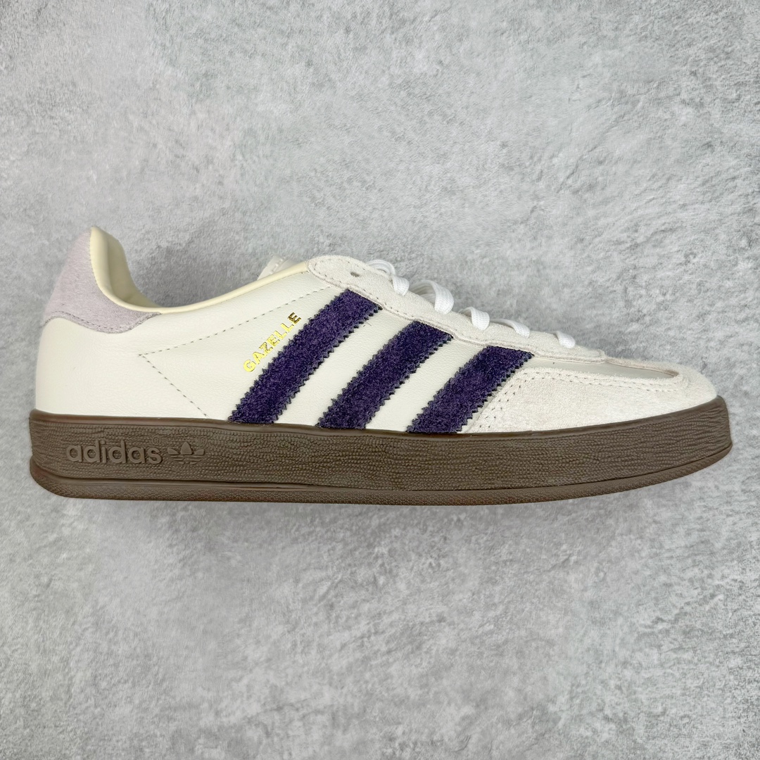 零售💰230 ＃MF AD Original Gazelle Indoor Trainers 瞪羚室内鞋系列低帮复古百搭休闲运动德训风板鞋 米紫 IH8548 高端零售特供批次 原厂定制长毛翻毛皮组合环保纤维革鞋面材质 内置环保海玻璃鞋垫 外置RB橡胶大底 产品品控稳定性领先行业 原厂全套原楦原纸板冲刀磨具开发 原厂皮料加持 原厂港宝加持定型后跟R度完美 将复古进行到底 简约流畅 三十年不变经典 这款Gazelle运动鞋 无论面料、配色、质感或设计 都只在重现其1991年原款的经典 皮革鞋面 撞色三条纹和鞋跟标的设计 力求呈现90年代的经典复古风潮 Samba火热的同时 也带动了其它的复古鞋型 Gazelle便是其中一只 Gazelle Indoor拥有包边更宽的T字型鞋头 更好的保护运动员的前掌 浓浓的复古氛围感 非常适合现在流行的Cleanfit风格 尺码：35.5 36 36⅔ 37⅓ 38 38⅔ 39⅓ 40 40⅔ 41⅓ 42 42⅔ 43⅓ 44 44⅔ 45 编码：by2936030-运动鞋