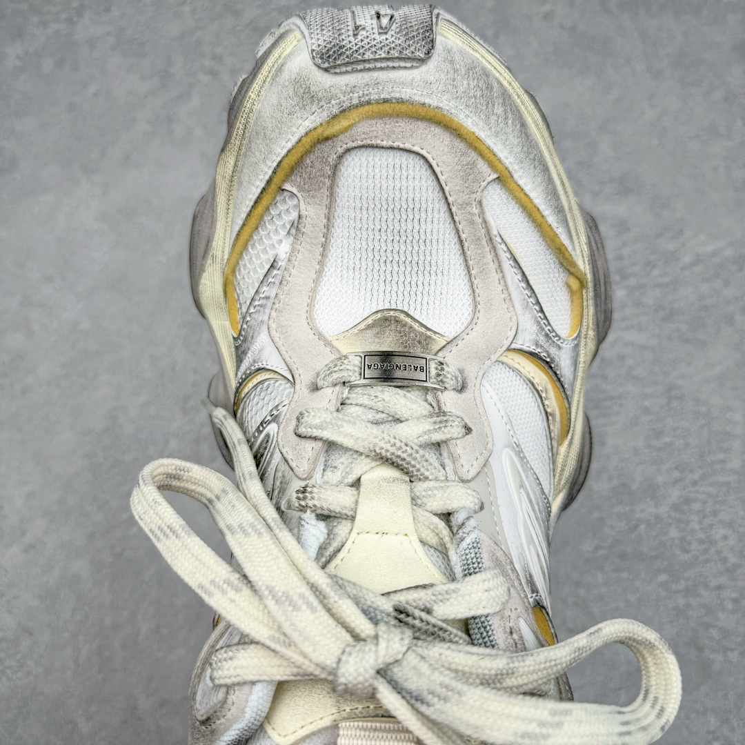 图片[4]-零售💰550 ＃XA版 Balenciaga CARGO Sneaker 巴黎世家十一代圆头系带舒适百搭低帮生活休闲鞋老爹鞋 全套原纸板楦头开发 最原汁原味的灵魂版型 全鞋荧光划线卡点 胶水把控整洁度追求极致完美 每一双都是工艺品 多重QC质检 超越公司货的品控标准 实实在在的免检产品 原盒原配 正确字体电绣 粗细、位置、大小正确 侧边TPU 透气孔匹配意产原版 正确分离大底 TPU软底 原版一致大底LOGO 立体感十足 原厂皮料水洗做旧 采购原厂网纱 这款超细纤维和网布工装运动鞋 来自 Balenciaga 2024年夏季系列 其前卫的设计、夸张的体积和反光细节赋予其特别的轮廓 在 2024 夏季系列的秀场上 我们看到了睽违已久的新款运动鞋 Cargo Sneaker 看鞋名便可猜想 延续 3XL 经典设计 这似乎是一双天生为阔腿 Cargo 而生的鞋款 并且它比起 3XL 本就极度夸张的造型更加夸张 拥有更大的鞋底面积以及更为上翘的鞋头 堪称「5XL」外观设计上除了「比大更大」做旧的厚网布鞋面 还有一种经典 Track 鞋款融合 New Balance 9060 中底之即视感 标志性 Sporty B Logo 置于鞋面中间 再加上明显提高的中底厚度 你也不用害怕与3XL难以分辨 尺码：35/46 编码：by5936050-运动鞋