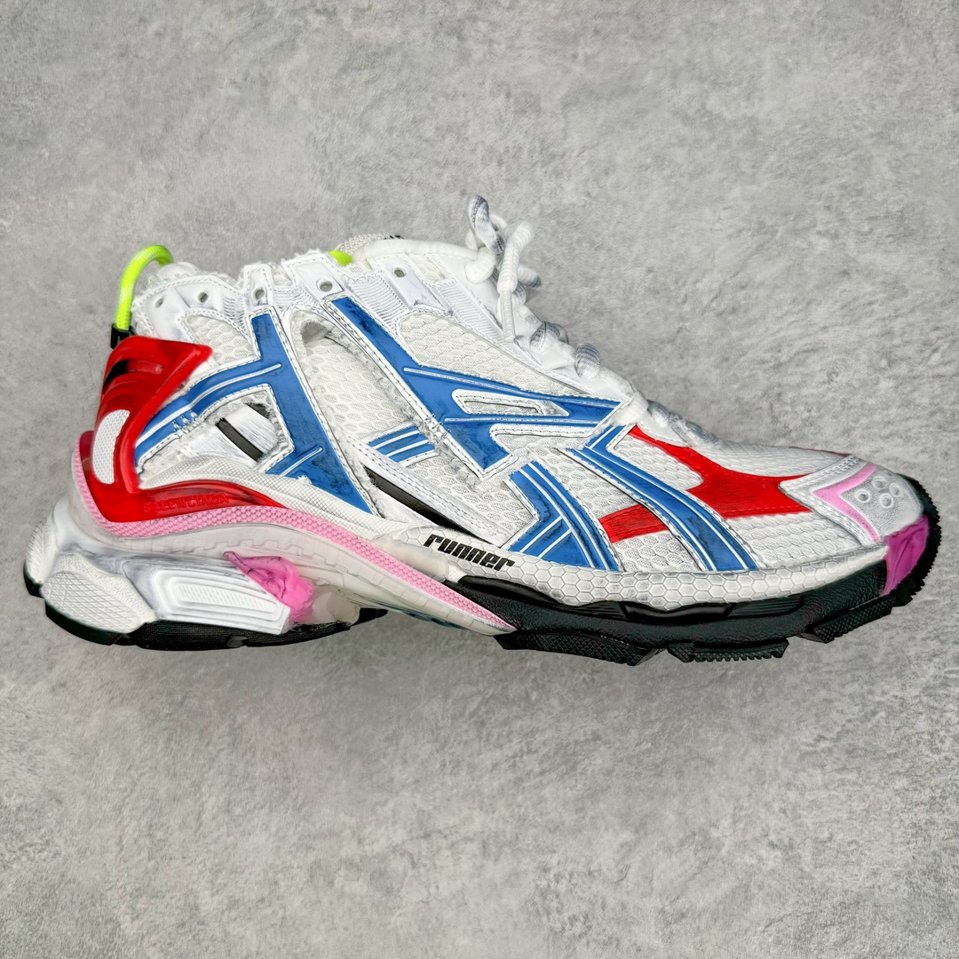 零售💰500 ＃XA BALENCIAGA Runner Sneaker 巴黎世家七代慢跑系列低帮复古野跑潮流运动鞋老爹鞋 尼龙和网布材质 磨损效果 鞋头边缘印有尺码 背面浮印尺码 外侧印有跑者徽标 鞋舌刺绣 Balenciaga 品牌标识 鞋跟背面 Balenciaga品牌标识 材质采用65%聚氨酯、35%聚酯纤维 全新 Runner 鞋型轮廓借鉴于 2000 年初的复古线条 搭载大网眼面料制成鞋面基础，由粉色、白色尼龍与橡胶质地覆盖鞋面诠释线条感 当中透过几道手缝线与折损痕更是精准的掌握历经时间淬炼的破旧痕迹 延续其手法至鞋领、鞋跟、鞋带、中底等部分均饰有破损及脏污之貌 尤其是鞋领处与鞋带孔眼条更是采用不规则做旧技术将内容物泡棉随机露出 尺码：35 36 37 38 39 40 41 42 43 44 45 46 编码：by5936000-运动鞋