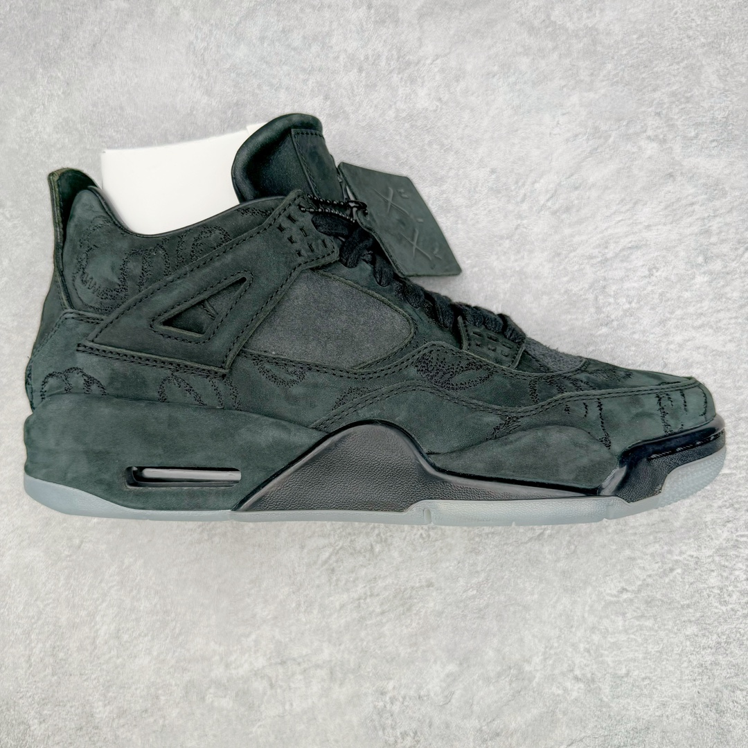 零售💰600 ＃R1/DT纯原 KAWS x Air Jordan AJ4 \”Black\” 涂鸦联名纯黑 930155-001 翻水经典 历史细节最优 完美出货纯原市场最高工艺复刻 无色差修正 夜光大底调试 涂鸦、色卡与原版基本零差距 原厂麂皮定制 高密度原厂电绣鞋面涂鸦 原盒原配 独家配原鞋拆解开发 原楦原纸板开发 全市场最纯正四代版型 原底真实气垫 回弹反馈充足 完美鞋楦打造 市面最高工艺一切细节如图实拍 所见所得 原装头层皮冲裁 Size：40 40.5 41 42 42.5 43 44 44.5 45 46 47.5 48.5 编码：by6936000-运动鞋