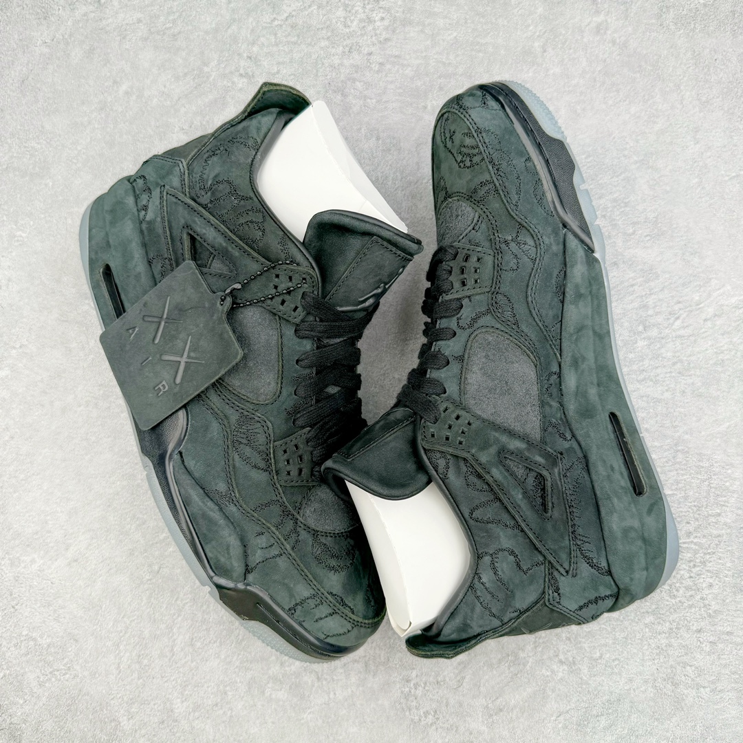 图片[3]-零售💰600 ＃R1/DT纯原 KAWS x Air Jordan AJ4 \”Black\” 涂鸦联名纯黑 930155-001 翻水经典 历史细节最优 完美出货纯原市场最高工艺复刻 无色差修正 夜光大底调试 涂鸦、色卡与原版基本零差距 原厂麂皮定制 高密度原厂电绣鞋面涂鸦 原盒原配 独家配原鞋拆解开发 原楦原纸板开发 全市场最纯正四代版型 原底真实气垫 回弹反馈充足 完美鞋楦打造 市面最高工艺一切细节如图实拍 所见所得 原装头层皮冲裁 Size：40 40.5 41 42 42.5 43 44 44.5 45 46 47.5 48.5 编码：by6936000-运动鞋