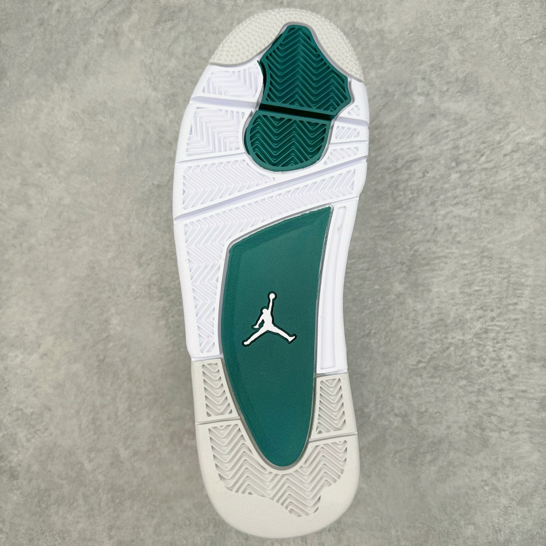 图片[9]-零售💰510 ＃GX Air Jordan AJ4 Retro 氧化白绿 FQ8138-103 圈内最强四代 独家外贸特供尺码含 45.5 49.5 50.5 耗时半年巨作 全套原纸板楦头开发 原厂特供皮料加持 确保原汁原味 完美呈现四代版型 一比一鞋头弧度高度鞋身弧度 数据细节工艺流程均保持原鞋一致 原厂TPU网格鞋带扣 正确内里网布 菱角分明不变形无多余毛边 柔软性质感一致于原鞋 市场唯一原厂鞋扣模具 背面可见隐藏注塑口 原厂织唛标 原厂飞人电绣工艺 尾指中部跳三针 独家绑鞋带手法 印刷中底布 四线拉帮 米色美纹纸贴合固定 进口港宝加持 后跟自然饱满 全鞋荧光划线卡点 追求极致完美 每一双都是工艺品 多重QC质检 超越公司货的品控标准 实实在在的免检产品 尺码：40 40.5 41 42 42.5 43 44 44.5 45 45.5 46 47.5 48.5 49.5 50.5 编码：by5936010-运动鞋