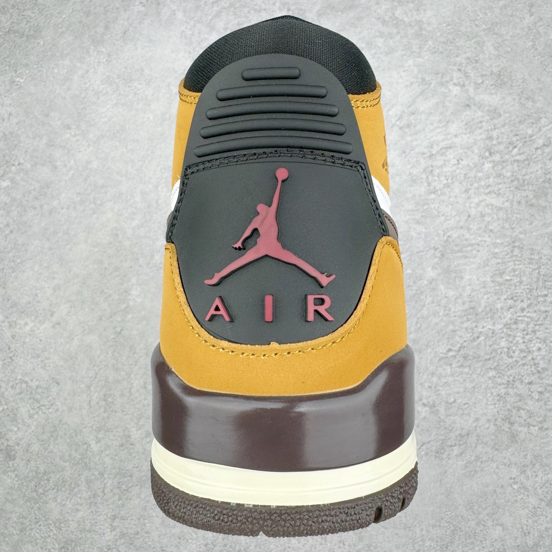 图片[8]-零售💰290 ＃KZ神版 Air Jordan Legacy AJ312 High 高帮复古篮球鞋 白棕 AV3922-102 市场最强独一档产物 全套原纸板楦头开发 原厂大底磨具加持立体防滑纹理 原档数据后跟TPU子母扣魔术贴 原装可视Air Sole气垫 原汁原味最完美的312代版型 唯一正确鞋头趴度弧度高度鞋身腰线 进口港宝加持 后跟自然饱满 全鞋荧光划线卡点 追求极致完美 每一双都是工艺品 多重QC质检 超越公司货的品控标准 实实在在的免检产品 鞋身采用了皮革材质打造 横跨鞋面的魔术贴十分吸睛 侧面的Swoosh Logo的一部分被鞋面遮挡了一部分 颇具玩味 魔术贴上标有NK标识 而鞋舌上是Jordan的经典红色飞翼Logo 后跟和鞋底均采用了AJ3的设计 后跟上同样也使用了经典的爆裂纹图案 SIZE：36 36.5 37.5 38 38.5 39 40 40.5 41 42 42.5 43 44 44.5 45 46 47.5 编码：by2936090-运动鞋