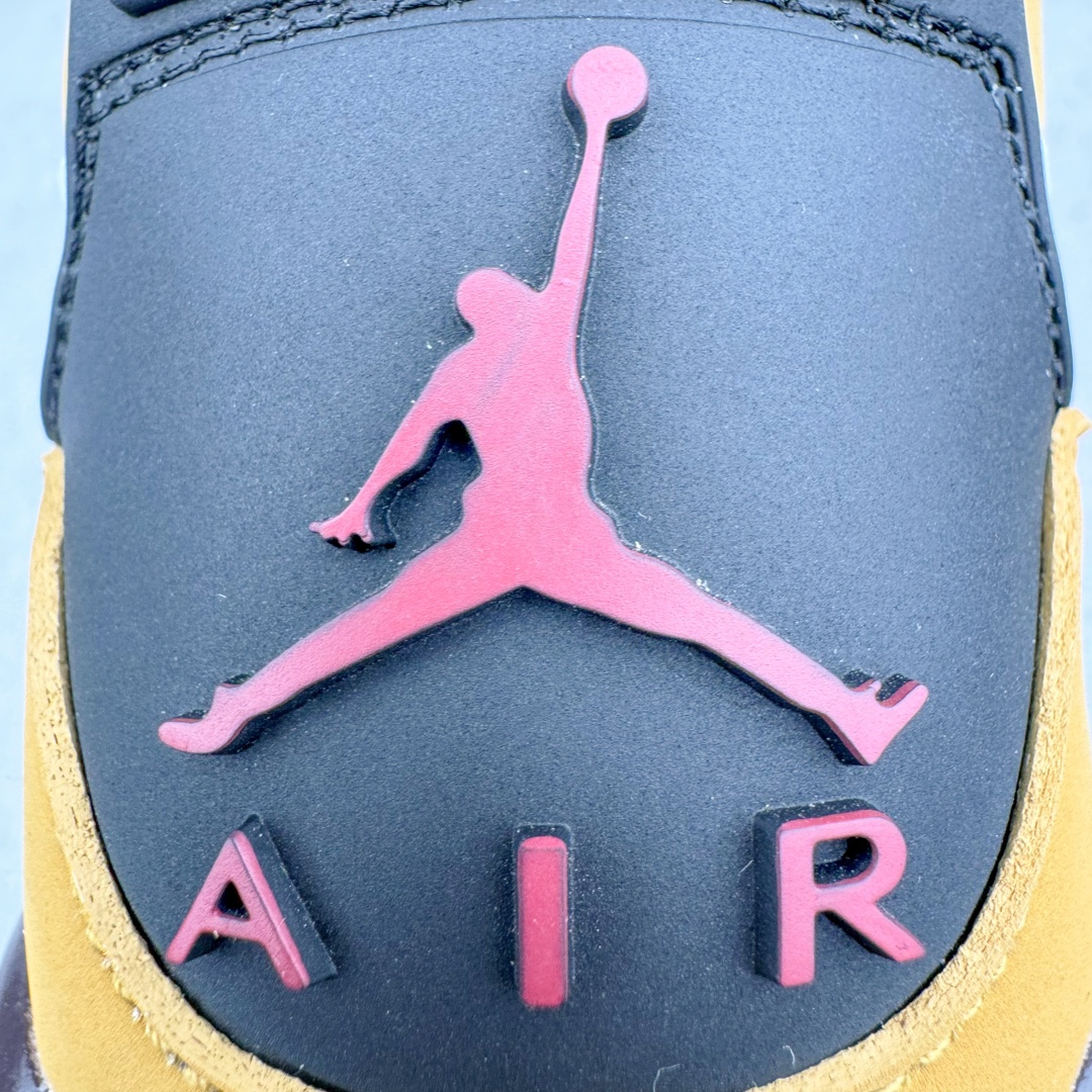 图片[13]-零售💰290 ＃KZ神版 Air Jordan Legacy AJ312 High 高帮复古篮球鞋 白棕 AV3922-102 市场最强独一档产物 全套原纸板楦头开发 原厂大底磨具加持立体防滑纹理 原档数据后跟TPU子母扣魔术贴 原装可视Air Sole气垫 原汁原味最完美的312代版型 唯一正确鞋头趴度弧度高度鞋身腰线 进口港宝加持 后跟自然饱满 全鞋荧光划线卡点 追求极致完美 每一双都是工艺品 多重QC质检 超越公司货的品控标准 实实在在的免检产品 鞋身采用了皮革材质打造 横跨鞋面的魔术贴十分吸睛 侧面的Swoosh Logo的一部分被鞋面遮挡了一部分 颇具玩味 魔术贴上标有NK标识 而鞋舌上是Jordan的经典红色飞翼Logo 后跟和鞋底均采用了AJ3的设计 后跟上同样也使用了经典的爆裂纹图案 SIZE：36 36.5 37.5 38 38.5 39 40 40.5 41 42 42.5 43 44 44.5 45 46 47.5 编码：by2936090-运动鞋