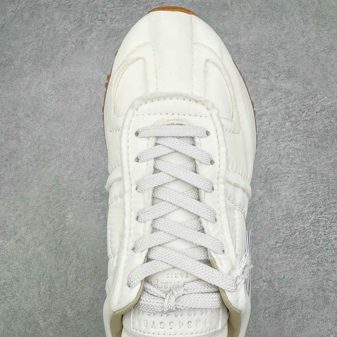 图片[4]-零售💰540 ＃零售版 Maison Margiela Runner Evolution Retro Low Sneakers 马吉拉 MM6网红英训鞋英训风解构低帮复古百搭休闲慢跑鞋 高端零售专供批次 原档数据开发数月百分百还原 原盒原配防尘袋购物卡 全网唯一正确0-23数字排版 一比一间距字体 内里全头层小羊皮 原版防滑鞋底设计 粒面皮革、尼龙和绒面革面料 鞋舌徽标贴饰 绒面革后跟 饰有白色缝线、浸胶细节和徽标压花 抛光皮革和尼龙平纹针织衬里 泡沫橡胶中底 纹理橡胶外底 尺码：36 36.5 37 38 39 40 41 42 42.5 43 44 44.5 45 编码：by5936040-运动鞋