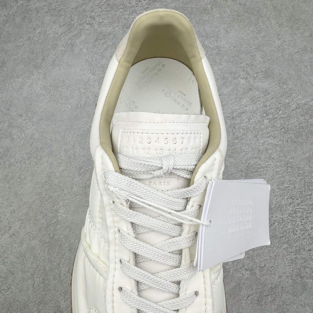 图片[5]-零售💰540 ＃零售版 Maison Margiela Runner Evolution Retro Low Sneakers 马吉拉 MM6网红英训鞋英训风解构低帮复古百搭休闲慢跑鞋 高端零售专供批次 原档数据开发数月百分百还原 原盒原配防尘袋购物卡 全网唯一正确0-23数字排版 一比一间距字体 内里全头层小羊皮 原版防滑鞋底设计 粒面皮革、尼龙和绒面革面料 鞋舌徽标贴饰 绒面革后跟 饰有白色缝线、浸胶细节和徽标压花 抛光皮革和尼龙平纹针织衬里 泡沫橡胶中底 纹理橡胶外底 尺码：36 36.5 37 38 39 40 41 42 42.5 43 44 44.5 45 编码：by5936040-运动鞋