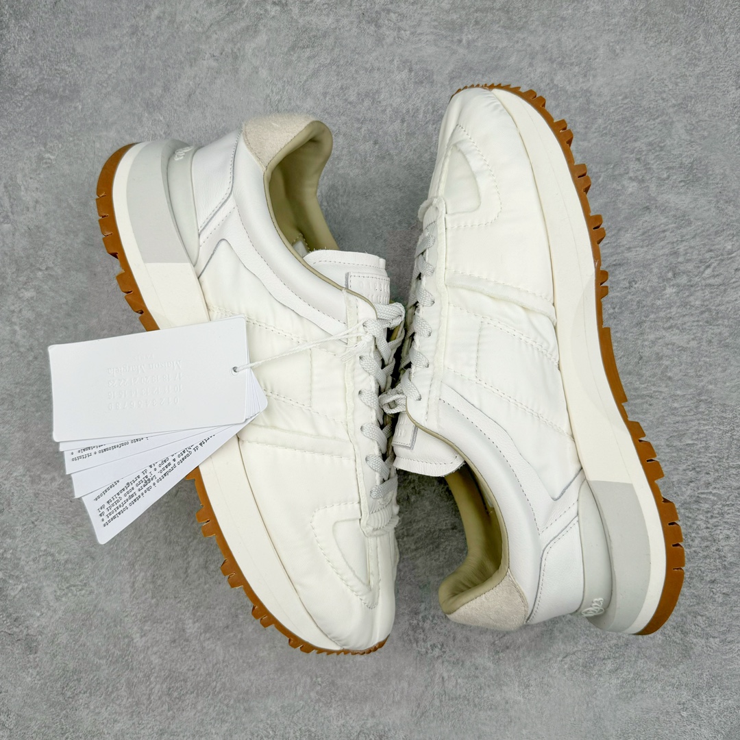 图片[3]-零售💰540 ＃零售版 Maison Margiela Runner Evolution Retro Low Sneakers 马吉拉 MM6网红英训鞋英训风解构低帮复古百搭休闲慢跑鞋 高端零售专供批次 原档数据开发数月百分百还原 原盒原配防尘袋购物卡 全网唯一正确0-23数字排版 一比一间距字体 内里全头层小羊皮 原版防滑鞋底设计 粒面皮革、尼龙和绒面革面料 鞋舌徽标贴饰 绒面革后跟 饰有白色缝线、浸胶细节和徽标压花 抛光皮革和尼龙平纹针织衬里 泡沫橡胶中底 纹理橡胶外底 尺码：36 36.5 37 38 39 40 41 42 42.5 43 44 44.5 45 编码：by5936040-运动鞋