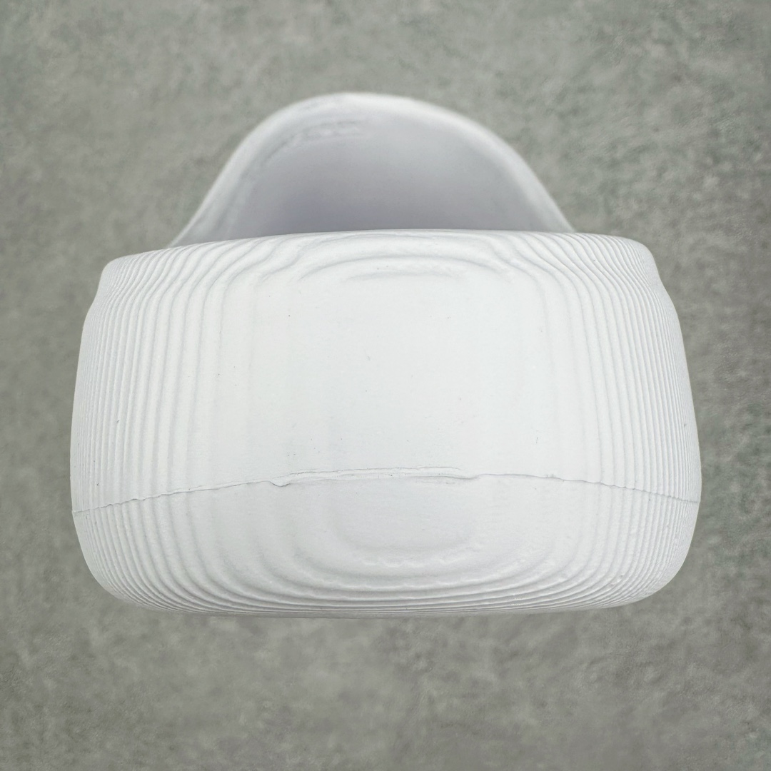 图片[8]-AD adiFOM Superstar MULE 贝壳头版一脚蹬半拖鸭掌鞋半拖 IF6184 产品基于标志性 Superstar 鞋款轮廓的同时 利用可再生的甘蔗加工物材料制成一体式泡沫鞋身 无鞋带设计更加方便穿脱 点睛之笔在于标志性的三道杠出现在鞋子的两侧 鞋跟贴片上饰有品牌标志性的三叶草压花 尺码：36 36.5 37 37.538 38.5 39 40 40.5 41 42 42.5 43 44 44.5 45-选品中心