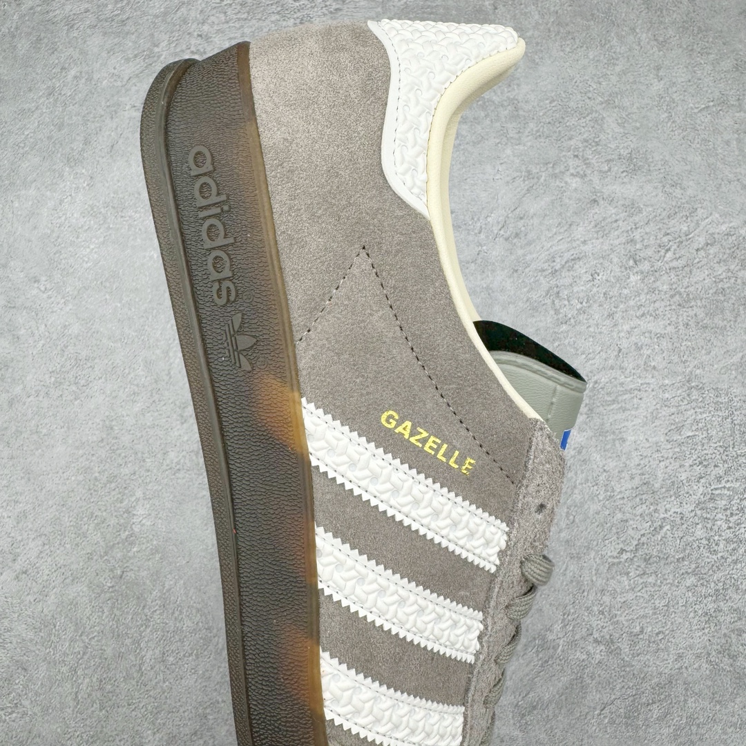 图片[6]-零售💰240 ＃KZ神版 AD Original Gazelle Indoor Trainers 瞪羚室内鞋系列低帮复古百搭休闲运动德训风板鞋 灰白 IF1807 独家前帮工艺加持 全套原纸板楦头开发 每道工序同步公司流程 确保原汁原味 完美呈现原鞋版型 原厂高频磨具加持 精准内部资源对接 Logo字体百分百还原 原厂特供纳米纤维板 区别市面劣质纸板中底 原厂海玻璃鞋垫 中置乳胶足弓支撑垫 正确3/2横条宽版背胶 一比一鞋头弧度高度鞋身弧度 烫金亮度高频深浅同步原鞋 独家私模最大47.5 半透明橡胶大底 原厂定制长毛翻毛皮组合环保纤维革鞋面 原厂港宝加持定型后跟R度完美 原厂高频磨具加持 Logo字体 凹凸明显 轮廓分明 描漆定位精准 三道杠为尖角45°锯齿状 高频立体感很强 区别圆形锯齿 已最大程度还原公司 欢迎对比 将复古进行到底 简约流畅 三十年不变经典 这款Gazelle运动鞋 无论面料、配色、质感或设计 都只在重现其1991年原款的经典 皮革鞋面 撞色三条纹和鞋跟标的设计 力求呈现90年代的经典复古风潮 Samba火热的同时 也带动了其它的复古鞋型 Gazelle便是其中一只 Gazelle Indoor拥有包边更宽的T字型鞋头 更好的保护运动员的前掌 浓浓的复古氛围感 非常适合现在流行的Cleanfit风格 SIZE：35.5 36 36.5 37 38 38.5 39 40 40.5 41 42 42.5 43 44 44.5 45 46 47.5 编码：by2936040-运动鞋