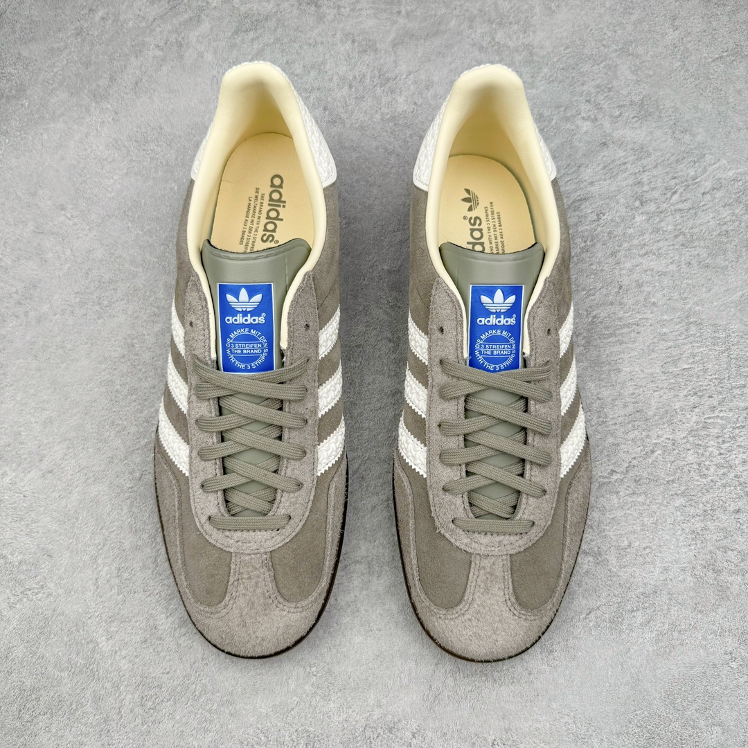 图片[2]-零售💰240 ＃KZ神版 AD Original Gazelle Indoor Trainers 瞪羚室内鞋系列低帮复古百搭休闲运动德训风板鞋 灰白 IF1807 独家前帮工艺加持 全套原纸板楦头开发 每道工序同步公司流程 确保原汁原味 完美呈现原鞋版型 原厂高频磨具加持 精准内部资源对接 Logo字体百分百还原 原厂特供纳米纤维板 区别市面劣质纸板中底 原厂海玻璃鞋垫 中置乳胶足弓支撑垫 正确3/2横条宽版背胶 一比一鞋头弧度高度鞋身弧度 烫金亮度高频深浅同步原鞋 独家私模最大47.5 半透明橡胶大底 原厂定制长毛翻毛皮组合环保纤维革鞋面 原厂港宝加持定型后跟R度完美 原厂高频磨具加持 Logo字体 凹凸明显 轮廓分明 描漆定位精准 三道杠为尖角45°锯齿状 高频立体感很强 区别圆形锯齿 已最大程度还原公司 欢迎对比 将复古进行到底 简约流畅 三十年不变经典 这款Gazelle运动鞋 无论面料、配色、质感或设计 都只在重现其1991年原款的经典 皮革鞋面 撞色三条纹和鞋跟标的设计 力求呈现90年代的经典复古风潮 Samba火热的同时 也带动了其它的复古鞋型 Gazelle便是其中一只 Gazelle Indoor拥有包边更宽的T字型鞋头 更好的保护运动员的前掌 浓浓的复古氛围感 非常适合现在流行的Cleanfit风格 SIZE：35.5 36 36.5 37 38 38.5 39 40 40.5 41 42 42.5 43 44 44.5 45 46 47.5 编码：by2936040-运动鞋