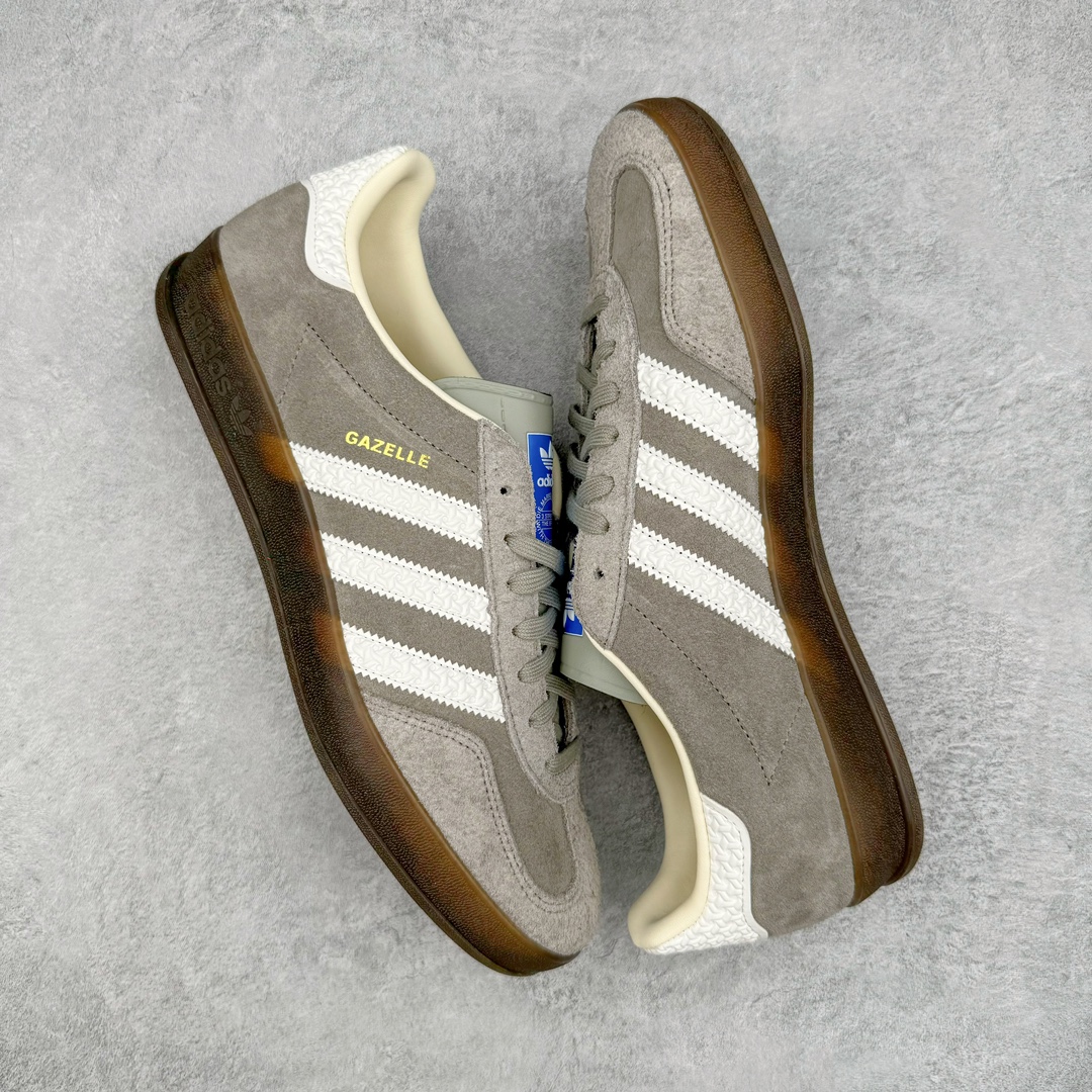 图片[3]-零售💰240 ＃KZ神版 AD Original Gazelle Indoor Trainers 瞪羚室内鞋系列低帮复古百搭休闲运动德训风板鞋 灰白 IF1807 独家前帮工艺加持 全套原纸板楦头开发 每道工序同步公司流程 确保原汁原味 完美呈现原鞋版型 原厂高频磨具加持 精准内部资源对接 Logo字体百分百还原 原厂特供纳米纤维板 区别市面劣质纸板中底 原厂海玻璃鞋垫 中置乳胶足弓支撑垫 正确3/2横条宽版背胶 一比一鞋头弧度高度鞋身弧度 烫金亮度高频深浅同步原鞋 独家私模最大47.5 半透明橡胶大底 原厂定制长毛翻毛皮组合环保纤维革鞋面 原厂港宝加持定型后跟R度完美 原厂高频磨具加持 Logo字体 凹凸明显 轮廓分明 描漆定位精准 三道杠为尖角45°锯齿状 高频立体感很强 区别圆形锯齿 已最大程度还原公司 欢迎对比 将复古进行到底 简约流畅 三十年不变经典 这款Gazelle运动鞋 无论面料、配色、质感或设计 都只在重现其1991年原款的经典 皮革鞋面 撞色三条纹和鞋跟标的设计 力求呈现90年代的经典复古风潮 Samba火热的同时 也带动了其它的复古鞋型 Gazelle便是其中一只 Gazelle Indoor拥有包边更宽的T字型鞋头 更好的保护运动员的前掌 浓浓的复古氛围感 非常适合现在流行的Cleanfit风格 SIZE：35.5 36 36.5 37 38 38.5 39 40 40.5 41 42 42.5 43 44 44.5 45 46 47.5 编码：by2936040-运动鞋