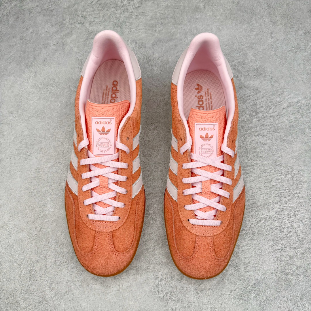 图片[2]-零售💰240 ＃KZ神版 AD Original Gazelle Indoor Trainers 瞪羚室内鞋系列低帮复古百搭休闲运动德训风板鞋 橘粉 IE2946 独家前帮工艺加持 全套原纸板楦头开发 每道工序同步公司流程 确保原汁原味 完美呈现原鞋版型 原厂高频磨具加持 精准内部资源对接 Logo字体百分百还原 原厂特供纳米纤维板 区别市面劣质纸板中底 原厂海玻璃鞋垫 中置乳胶足弓支撑垫 正确3/2横条宽版背胶 一比一鞋头弧度高度鞋身弧度 烫金亮度高频深浅同步原鞋 独家私模最大47.5 半透明橡胶大底 原厂定制长毛翻毛皮组合环保纤维革鞋面 原厂港宝加持定型后跟R度完美 原厂高频磨具加持 Logo字体 凹凸明显 轮廓分明 描漆定位精准 三道杠为尖角45°锯齿状 高频立体感很强 区别圆形锯齿 已最大程度还原公司 欢迎对比 将复古进行到底 简约流畅 三十年不变经典 这款Gazelle运动鞋 无论面料、配色、质感或设计 都只在重现其1991年原款的经典 皮革鞋面 撞色三条纹和鞋跟标的设计 力求呈现90年代的经典复古风潮 Samba火热的同时 也带动了其它的复古鞋型 Gazelle便是其中一只 Gazelle Indoor拥有包边更宽的T字型鞋头 更好的保护运动员的前掌 浓浓的复古氛围感 非常适合现在流行的Cleanfit风格 SIZE：35.5 36 36.5 37 38 38.5 39 40 40.5 41 42 42.5 43 44 44.5 45 46 47.5 编码：by2936040-运动鞋