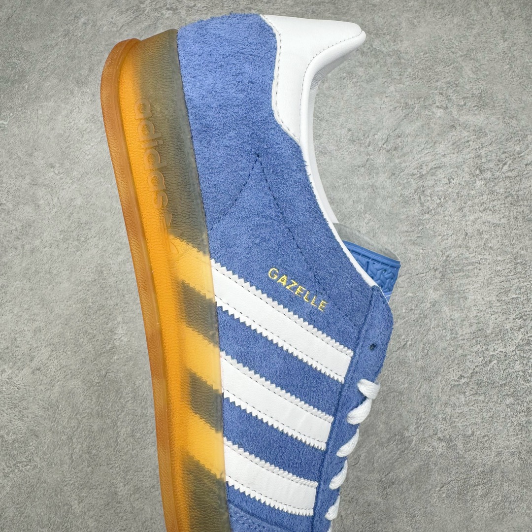 图片[6]-零售💰240 ＃KZ神版 AD Original Gazelle Indoor Trainers 瞪羚室内鞋系列低帮复古百搭休闲运动德训风板鞋 蓝白 HQ8717 独家前帮工艺加持 全套原纸板楦头开发 每道工序同步公司流程 确保原汁原味 完美呈现原鞋版型 原厂高频磨具加持 精准内部资源对接 Logo字体百分百还原 原厂特供纳米纤维板 区别市面劣质纸板中底 原厂海玻璃鞋垫 中置乳胶足弓支撑垫 正确3/2横条宽版背胶 一比一鞋头弧度高度鞋身弧度 烫金亮度高频深浅同步原鞋 独家私模最大47.5 半透明橡胶大底 原厂定制长毛翻毛皮组合环保纤维革鞋面 原厂港宝加持定型后跟R度完美 原厂高频磨具加持 Logo字体 凹凸明显 轮廓分明 描漆定位精准 三道杠为尖角45°锯齿状 高频立体感很强 区别圆形锯齿 已最大程度还原公司 欢迎对比 将复古进行到底 简约流畅 三十年不变经典 这款Gazelle运动鞋 无论面料、配色、质感或设计 都只在重现其1991年原款的经典 皮革鞋面 撞色三条纹和鞋跟标的设计 力求呈现90年代的经典复古风潮 Samba火热的同时 也带动了其它的复古鞋型 Gazelle便是其中一只 Gazelle Indoor拥有包边更宽的T字型鞋头 更好的保护运动员的前掌 浓浓的复古氛围感 非常适合现在流行的Cleanfit风格 SIZE：35.5 36 36.5 37 38 38.5 39 40 40.5 41 42 42.5 43 44 44.5 45 46 47.5 编码：by2936040-运动鞋