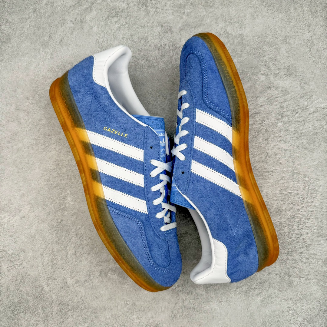 图片[3]-零售💰240 ＃KZ神版 AD Original Gazelle Indoor Trainers 瞪羚室内鞋系列低帮复古百搭休闲运动德训风板鞋 蓝白 HQ8717 独家前帮工艺加持 全套原纸板楦头开发 每道工序同步公司流程 确保原汁原味 完美呈现原鞋版型 原厂高频磨具加持 精准内部资源对接 Logo字体百分百还原 原厂特供纳米纤维板 区别市面劣质纸板中底 原厂海玻璃鞋垫 中置乳胶足弓支撑垫 正确3/2横条宽版背胶 一比一鞋头弧度高度鞋身弧度 烫金亮度高频深浅同步原鞋 独家私模最大47.5 半透明橡胶大底 原厂定制长毛翻毛皮组合环保纤维革鞋面 原厂港宝加持定型后跟R度完美 原厂高频磨具加持 Logo字体 凹凸明显 轮廓分明 描漆定位精准 三道杠为尖角45°锯齿状 高频立体感很强 区别圆形锯齿 已最大程度还原公司 欢迎对比 将复古进行到底 简约流畅 三十年不变经典 这款Gazelle运动鞋 无论面料、配色、质感或设计 都只在重现其1991年原款的经典 皮革鞋面 撞色三条纹和鞋跟标的设计 力求呈现90年代的经典复古风潮 Samba火热的同时 也带动了其它的复古鞋型 Gazelle便是其中一只 Gazelle Indoor拥有包边更宽的T字型鞋头 更好的保护运动员的前掌 浓浓的复古氛围感 非常适合现在流行的Cleanfit风格 SIZE：35.5 36 36.5 37 38 38.5 39 40 40.5 41 42 42.5 43 44 44.5 45 46 47.5 编码：by2936040-运动鞋