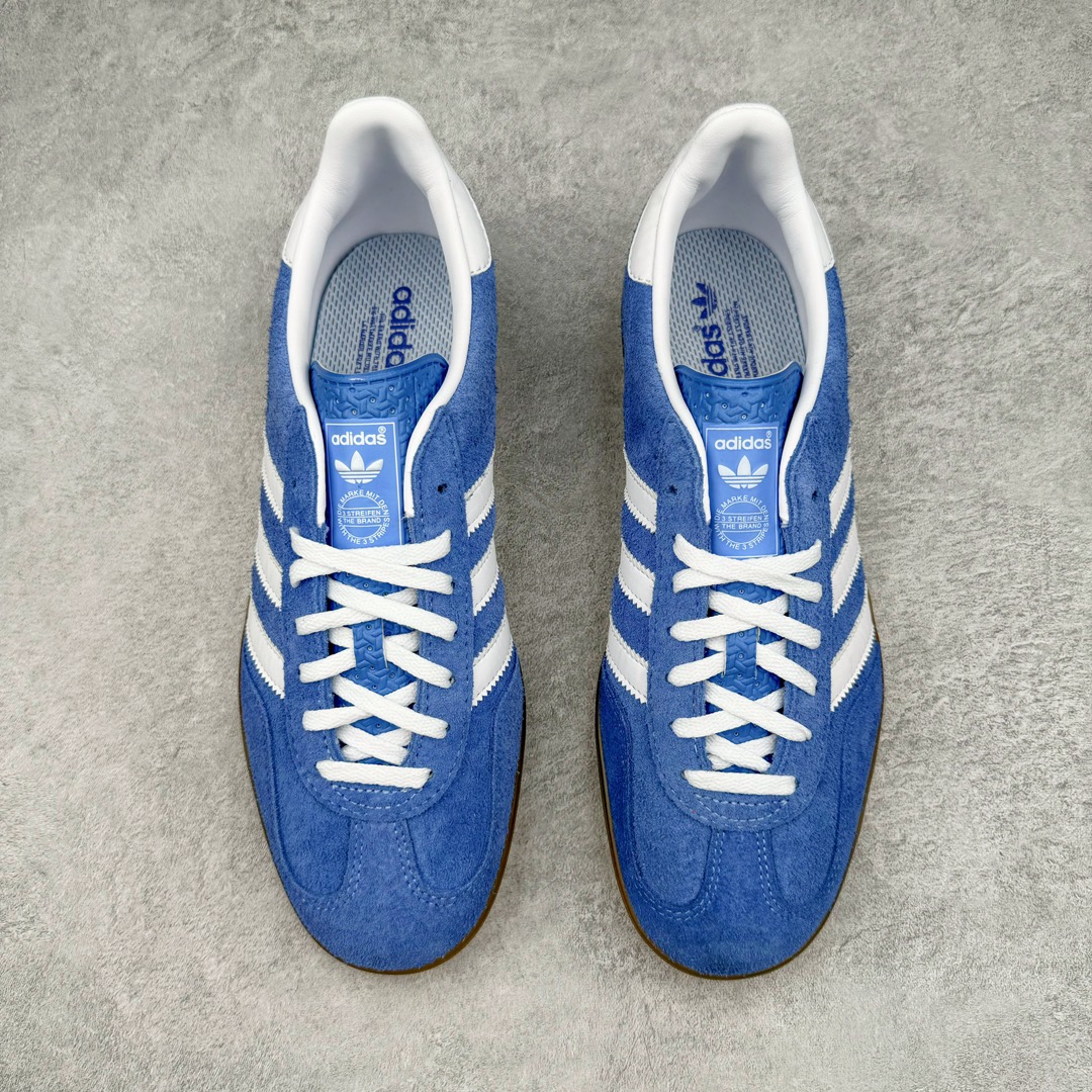 图片[2]-零售💰240 ＃KZ神版 AD Original Gazelle Indoor Trainers 瞪羚室内鞋系列低帮复古百搭休闲运动德训风板鞋 蓝白 HQ8717 独家前帮工艺加持 全套原纸板楦头开发 每道工序同步公司流程 确保原汁原味 完美呈现原鞋版型 原厂高频磨具加持 精准内部资源对接 Logo字体百分百还原 原厂特供纳米纤维板 区别市面劣质纸板中底 原厂海玻璃鞋垫 中置乳胶足弓支撑垫 正确3/2横条宽版背胶 一比一鞋头弧度高度鞋身弧度 烫金亮度高频深浅同步原鞋 独家私模最大47.5 半透明橡胶大底 原厂定制长毛翻毛皮组合环保纤维革鞋面 原厂港宝加持定型后跟R度完美 原厂高频磨具加持 Logo字体 凹凸明显 轮廓分明 描漆定位精准 三道杠为尖角45°锯齿状 高频立体感很强 区别圆形锯齿 已最大程度还原公司 欢迎对比 将复古进行到底 简约流畅 三十年不变经典 这款Gazelle运动鞋 无论面料、配色、质感或设计 都只在重现其1991年原款的经典 皮革鞋面 撞色三条纹和鞋跟标的设计 力求呈现90年代的经典复古风潮 Samba火热的同时 也带动了其它的复古鞋型 Gazelle便是其中一只 Gazelle Indoor拥有包边更宽的T字型鞋头 更好的保护运动员的前掌 浓浓的复古氛围感 非常适合现在流行的Cleanfit风格 SIZE：35.5 36 36.5 37 38 38.5 39 40 40.5 41 42 42.5 43 44 44.5 45 46 47.5 编码：by2936040-运动鞋