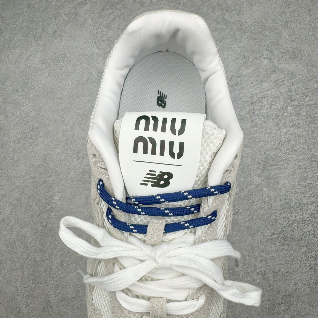 图片[5]-零售💰270 缪缪Miu Miu x NB新百伦New Balance 530 SL系列低帮经典复古休闲运动慢跑鞋 近几年运动品牌与各大潮流品牌不断推出联名产品，在球鞋圈拥有极高的热度。此外，奢侈品牌和运动品牌联名也早已非新鲜事，继 Dior 和 Jordan Brand 以及 Prada 和 adidas 合作后。近日，Miu Miu与New Balance的合作基本已经成为定番，每年都会上新，而近期的最新联名也已经正式曝光，预计会在24年春夏面世！相比之前两次使用的574，这次Miu Miu带来了全新风格。采用了全新型号MR530进行设计，继续使用复古的旧化效果和去年就被带火的美拉德配色打造。Miu Miu作为千禧文化的重要推手，这次也是直接挑选了New Balance 2000年代时发布的健身跑鞋MR530。整体做旧效果非常明显，甚至有些二手鞋的感觉，多少是有点瘦巴黎世家影响了……配色方面将会推出米色和棕色两种颜色可供选择，整体覆盖了做旧麂皮，鞋舌和鞋垫和之前一致，有Miu Miu的Logo，同时搭配皮革和棉质双鞋带组成。尺码：36 37 37.5 38 38.5 39.5 40 编码：Dby2936070-运动鞋