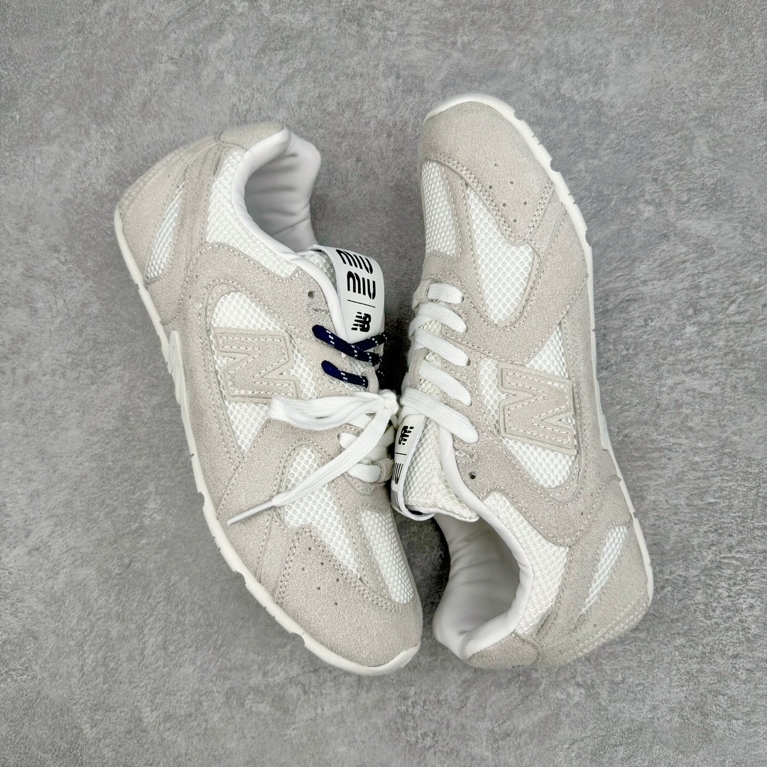 图片[3]-零售💰270 缪缪Miu Miu x NB新百伦New Balance 530 SL系列低帮经典复古休闲运动慢跑鞋 近几年运动品牌与各大潮流品牌不断推出联名产品，在球鞋圈拥有极高的热度。此外，奢侈品牌和运动品牌联名也早已非新鲜事，继 Dior 和 Jordan Brand 以及 Prada 和 adidas 合作后。近日，Miu Miu与New Balance的合作基本已经成为定番，每年都会上新，而近期的最新联名也已经正式曝光，预计会在24年春夏面世！相比之前两次使用的574，这次Miu Miu带来了全新风格。采用了全新型号MR530进行设计，继续使用复古的旧化效果和去年就被带火的美拉德配色打造。Miu Miu作为千禧文化的重要推手，这次也是直接挑选了New Balance 2000年代时发布的健身跑鞋MR530。整体做旧效果非常明显，甚至有些二手鞋的感觉，多少是有点瘦巴黎世家影响了……配色方面将会推出米色和棕色两种颜色可供选择，整体覆盖了做旧麂皮，鞋舌和鞋垫和之前一致，有Miu Miu的Logo，同时搭配皮革和棉质双鞋带组成。尺码：36 37 37.5 38 38.5 39.5 40 编码：Dby2936070-运动鞋