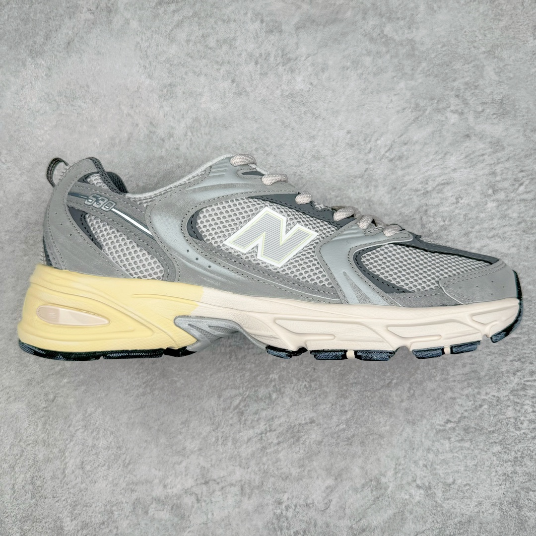 零售💰200 New Balance NB530 新百伦复古透气跑步鞋 抛弃过往以皮革为主的人气轮廓 以极具复古风范的跑鞋外观呈现 设计上全鞋以简约清爽的纯白色作基底 鞋身覆盖大面积织物网眼材质 并于鞋头、鞋带孔眼片等细节处点缀对比鲜明的反光银镀层凸显 鞋舌、侧身等位置则辅以一贯的「N」字标志和品牌徽标彰显身份 最后通过搭载的 ABZORB 缓震中底完善整体造型 Size：36 37 37.5 38 38.5 39 40 40.5 41 42 42.5 43 44 45 编码：Fby2936000-运动鞋