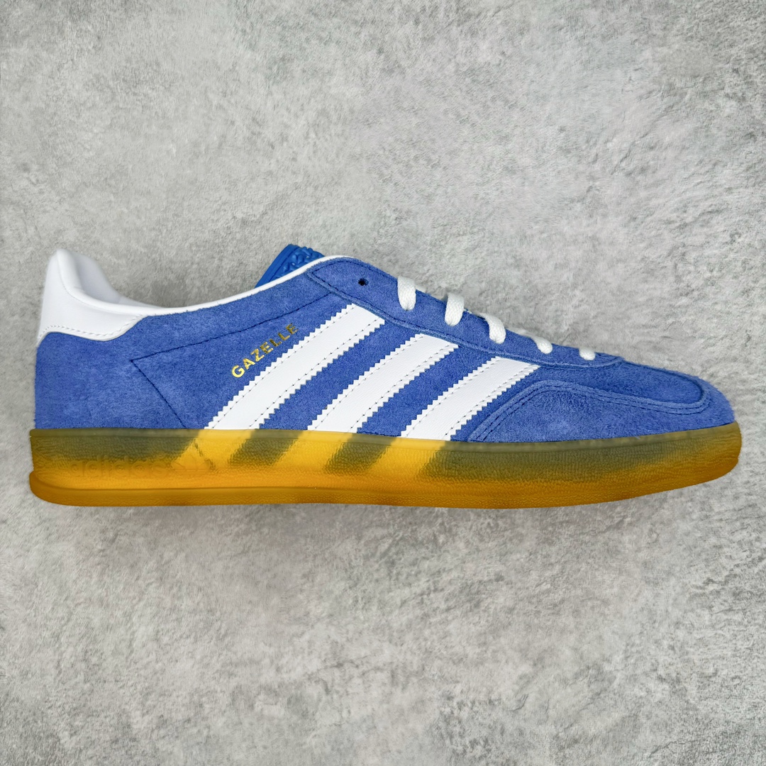 零售💰240 ＃CS纯原 AD Original Gazelle Indoor Trainers 瞪羚室内鞋系列低帮复古百搭休闲运动德训风板鞋 蓝白 HQ8717 高端零售特供批次 原厂定制长毛翻毛皮组合环保纤维革鞋面材质 内置环保海玻璃鞋垫 外置RB橡胶大底 产品品控稳定性领先行业 原厂全套原楦原纸板冲刀磨具开发 原厂皮料加持 原厂港宝加持定型后跟R度完美 将复古进行到底 简约流畅 三十年不变经典 这款Gazelle运动鞋 无论面料、配色、质感或设计 都只在重现其1991年原款的经典 皮革鞋面 撞色三条纹和鞋跟标的设计 力求呈现90年代的经典复古风潮 Samba火热的同时 也带动了其它的复古鞋型 Gazelle便是其中一只 Gazelle Indoor拥有包边更宽的T字型鞋头 更好的保护运动员的前掌 浓浓的复古氛围感 非常适合现在流行的Cleanfit风格 SIZE：35.5 36 36.5 37.5 38 38.5 39 40 40.5 41 42 42.5 43 44 44.5 45 46 编码：by2936040-运动鞋