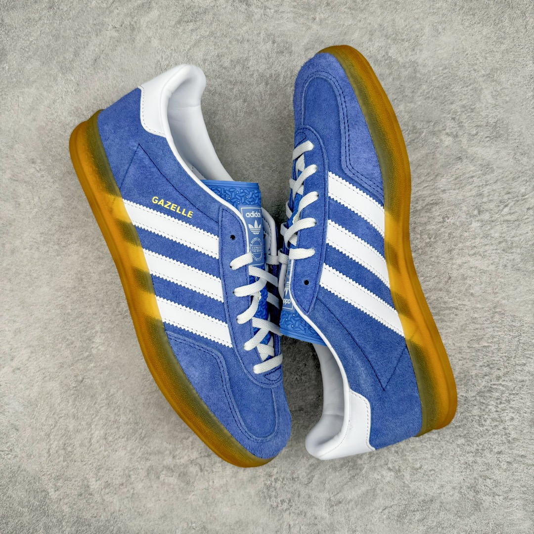 图片[3]-零售💰240 ＃CS纯原 AD Original Gazelle Indoor Trainers 瞪羚室内鞋系列低帮复古百搭休闲运动德训风板鞋 蓝白 HQ8717 高端零售特供批次 原厂定制长毛翻毛皮组合环保纤维革鞋面材质 内置环保海玻璃鞋垫 外置RB橡胶大底 产品品控稳定性领先行业 原厂全套原楦原纸板冲刀磨具开发 原厂皮料加持 原厂港宝加持定型后跟R度完美 将复古进行到底 简约流畅 三十年不变经典 这款Gazelle运动鞋 无论面料、配色、质感或设计 都只在重现其1991年原款的经典 皮革鞋面 撞色三条纹和鞋跟标的设计 力求呈现90年代的经典复古风潮 Samba火热的同时 也带动了其它的复古鞋型 Gazelle便是其中一只 Gazelle Indoor拥有包边更宽的T字型鞋头 更好的保护运动员的前掌 浓浓的复古氛围感 非常适合现在流行的Cleanfit风格 SIZE：35.5 36 36.5 37.5 38 38.5 39 40 40.5 41 42 42.5 43 44 44.5 45 46 编码：by2936040-运动鞋